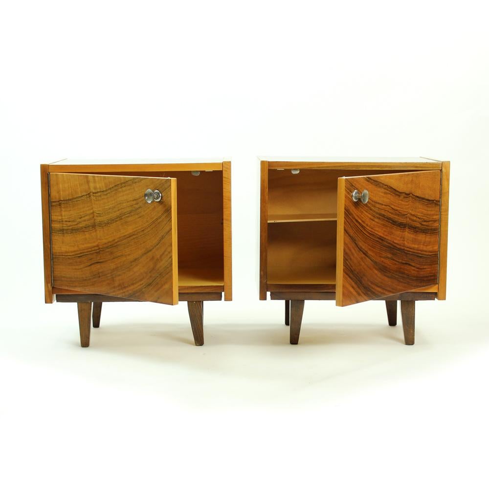 Pair of Cubical Bedside Tables in Walnut Veneer, Czechoslovakia, circa 1970 In Good Condition In Zohor, SK