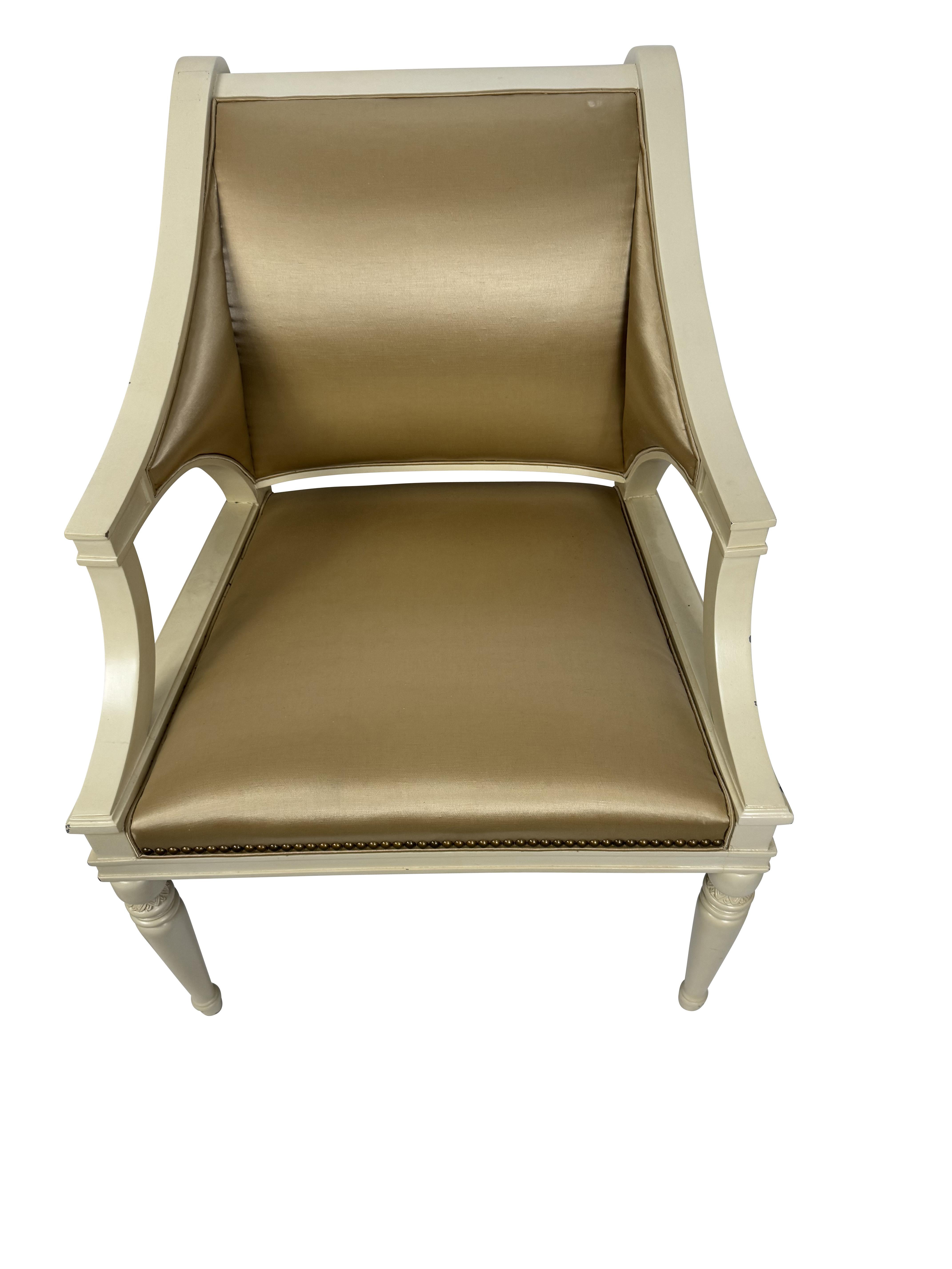 Hollywood Regency Paire de fauteuils CuDesigner à assise large en tissu de satin champagne en vente
