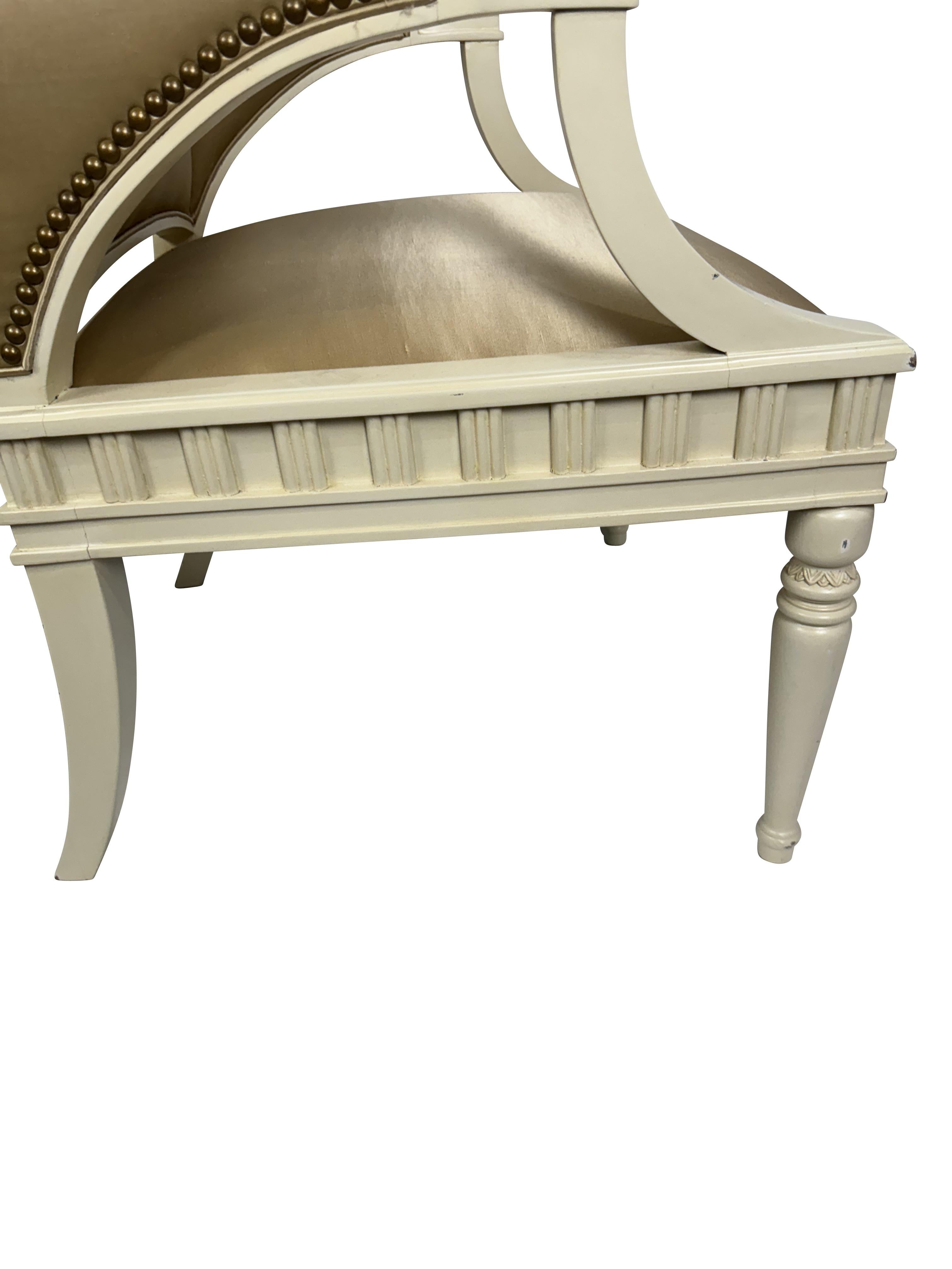 Américain Paire de fauteuils CuDesigner à assise large en tissu de satin champagne en vente