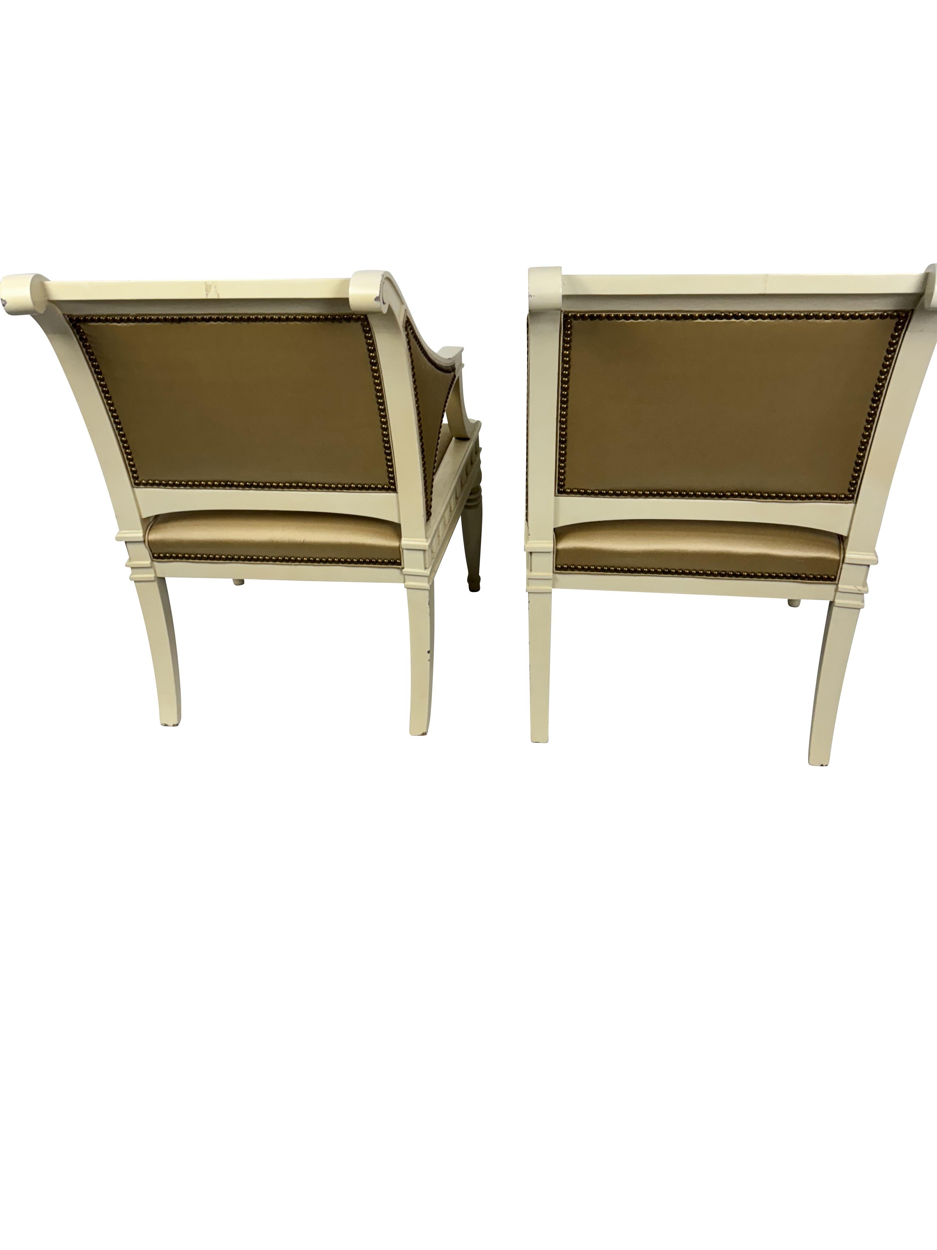 Paire de fauteuils CuDesigner à assise large en tissu de satin champagne Bon état - En vente à Essex, MA