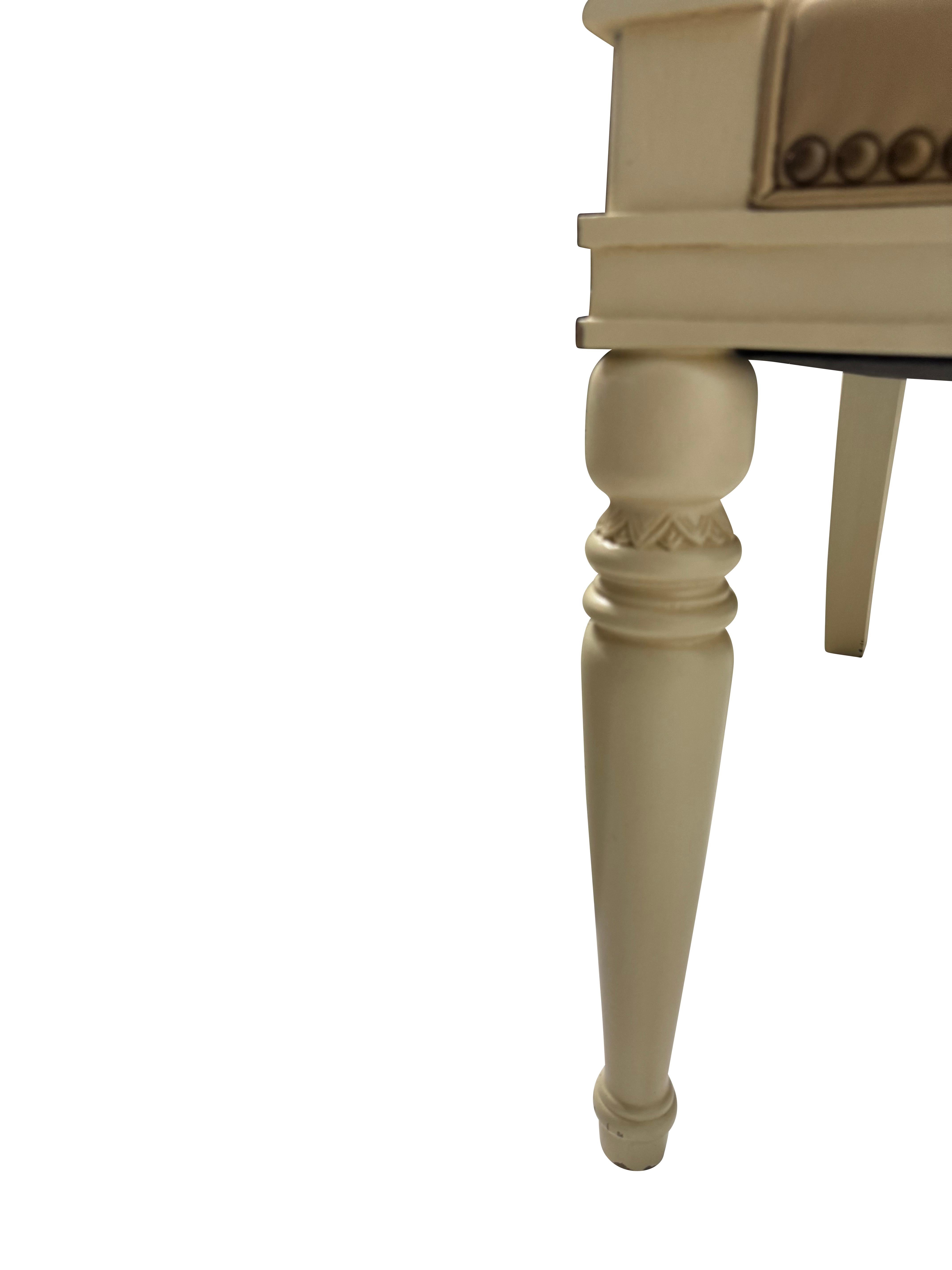 20ième siècle Paire de fauteuils CuDesigner à assise large en tissu de satin champagne en vente