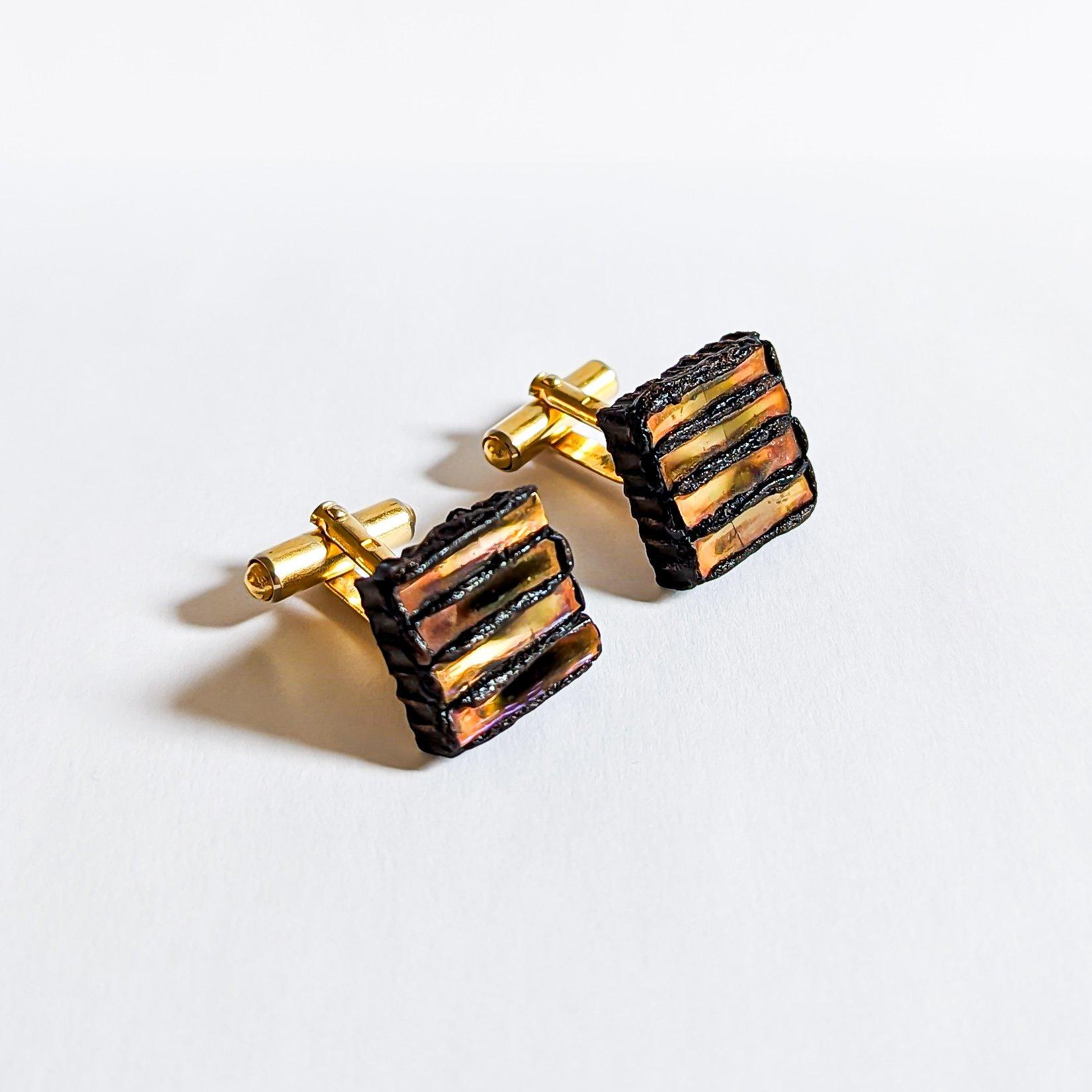 Designer : Line Vautrin

Période de conception : 20e siècle
MATERIAL : Talosel
Condit : Vintage, présente des signes d'usure et des imperfections. 
Description : Line Vautrin était une artiste française connue pour son travail exceptionnel dans les