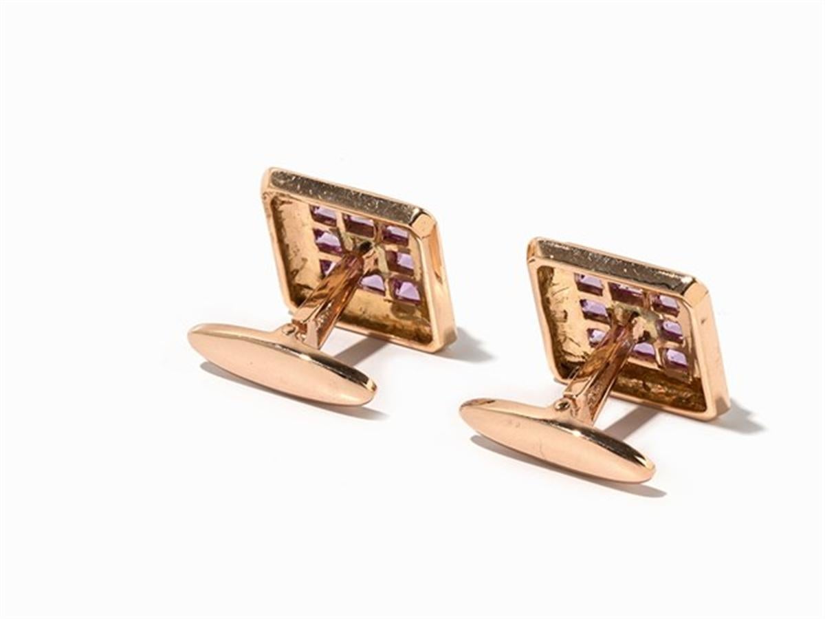 Pair of cufflinks with pink sapphires, 750 rose gold
- delineation
- 750 pink gold
- Punched in each case with the fineness
- 16 fine pink square-cut sapphires, total approx. 3.89 ct
- dimensions: 1,5 x 1,5 cm each
- Total weight: approx. 12.6