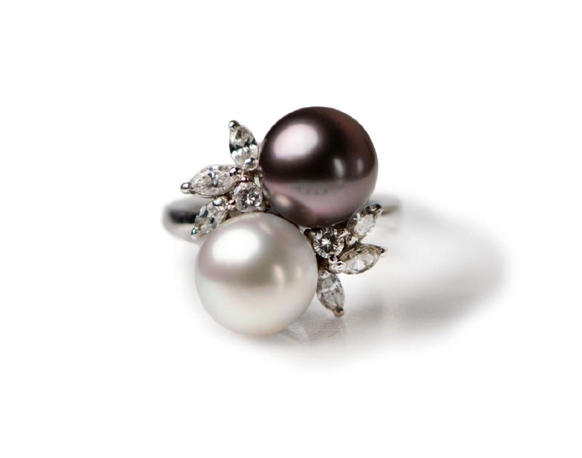 Coppia di orecchini di perle coltivate e diamanti 14K con anello di perle 18K abbinato in vendita 1