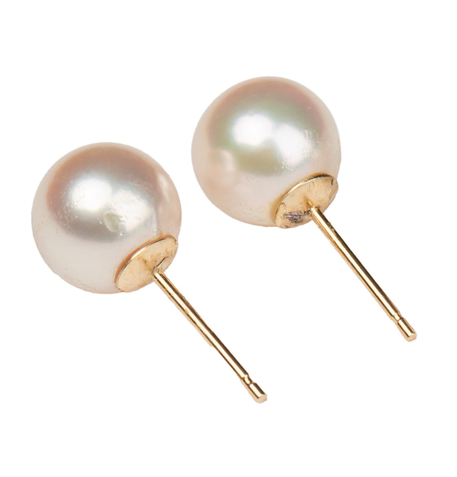 Women's or Men's Pair of Cultured Pearl Yellow Gold Earrings, 7.7 mm For Sale