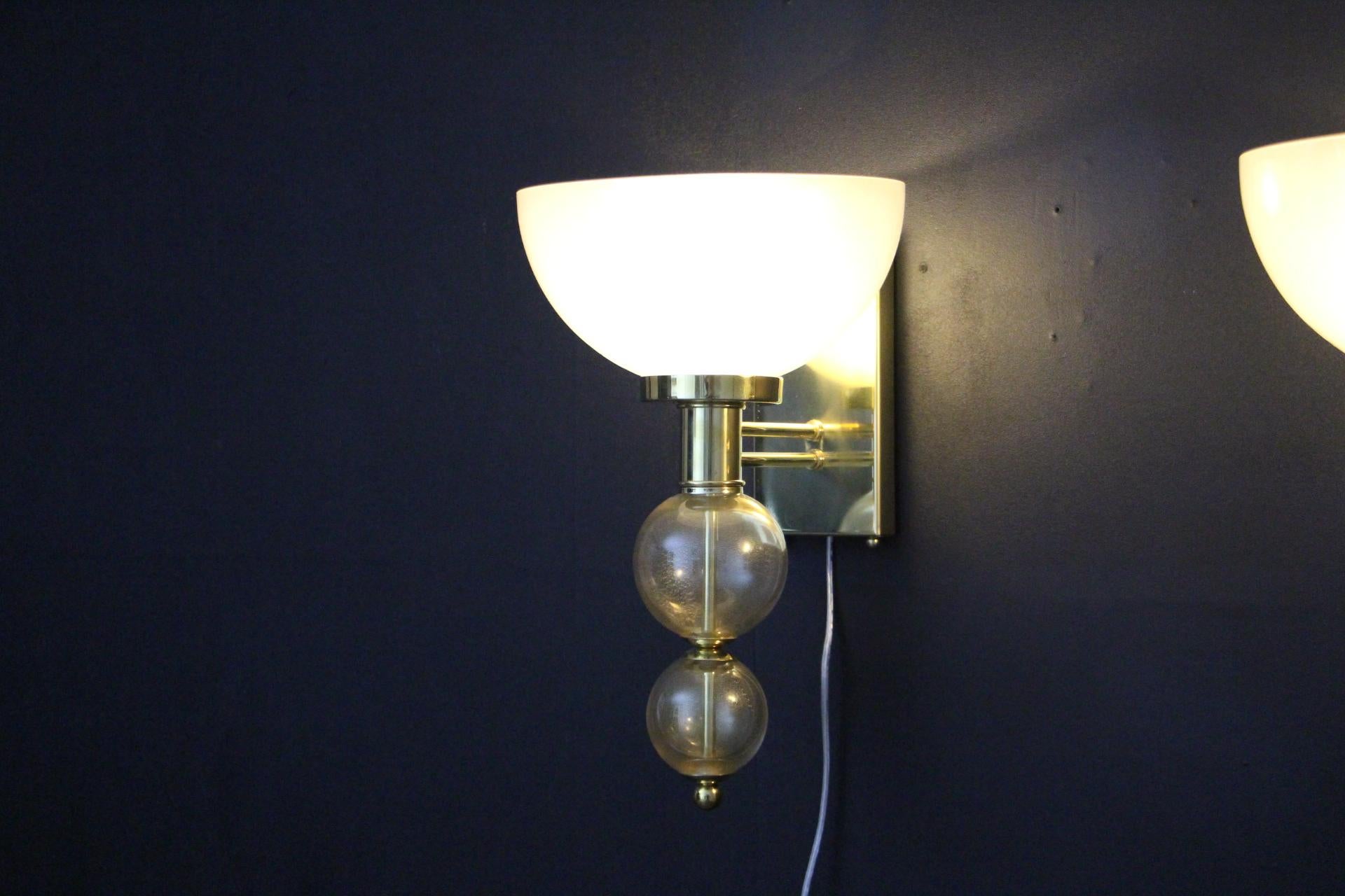 Brass Pair of Cup Sconces in Ivory and Gold Murano Glass, Art Deco Beige Wall Lights For Sale