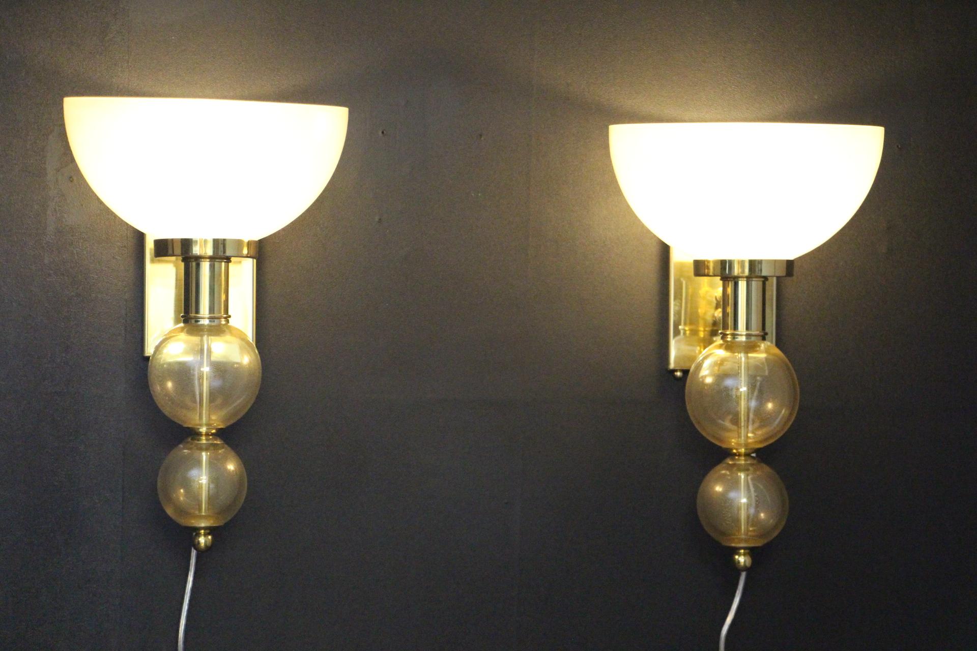 Pair of Cup Sconces in Ivory and Gold Murano Glass, Art Deco Beige Wall Lights For Sale 1