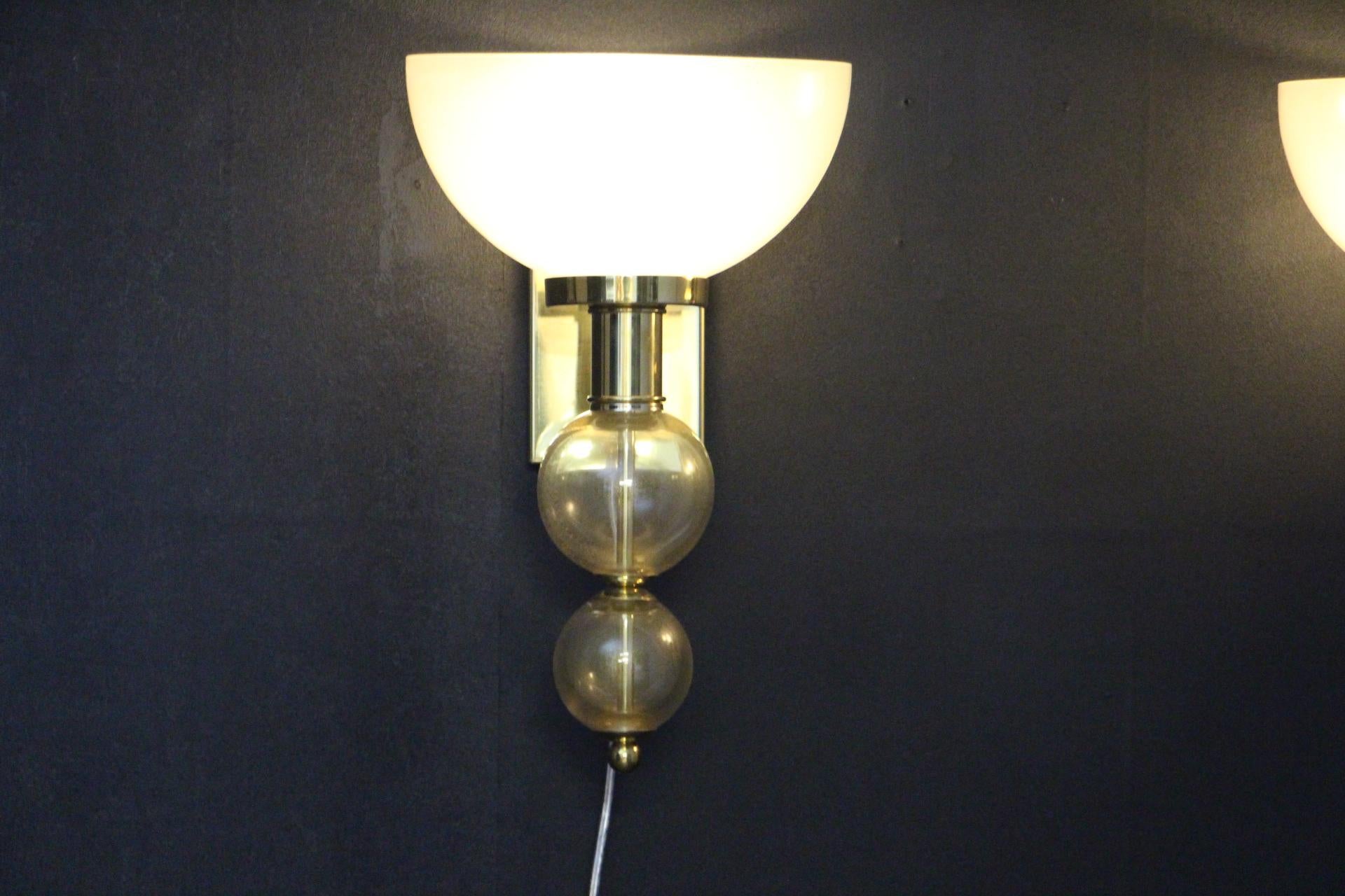 Pair of Cup Sconces in Ivory and Gold Murano Glass, Art Deco Beige Wall Lights For Sale 2