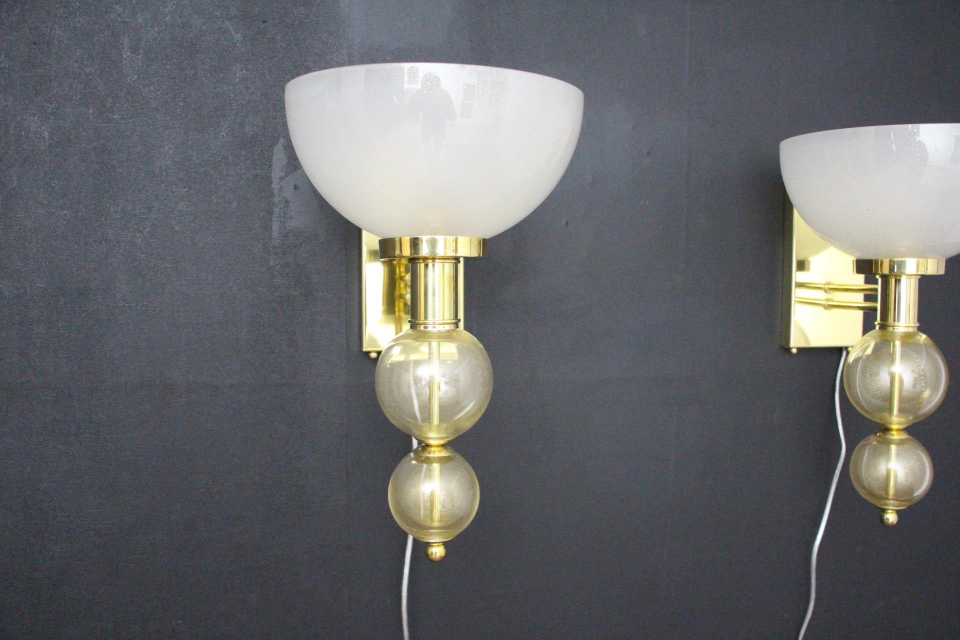 Pair of Cup Sconces in Ivory and Gold Murano Glass, Art Deco Beige Wall Lights For Sale 3