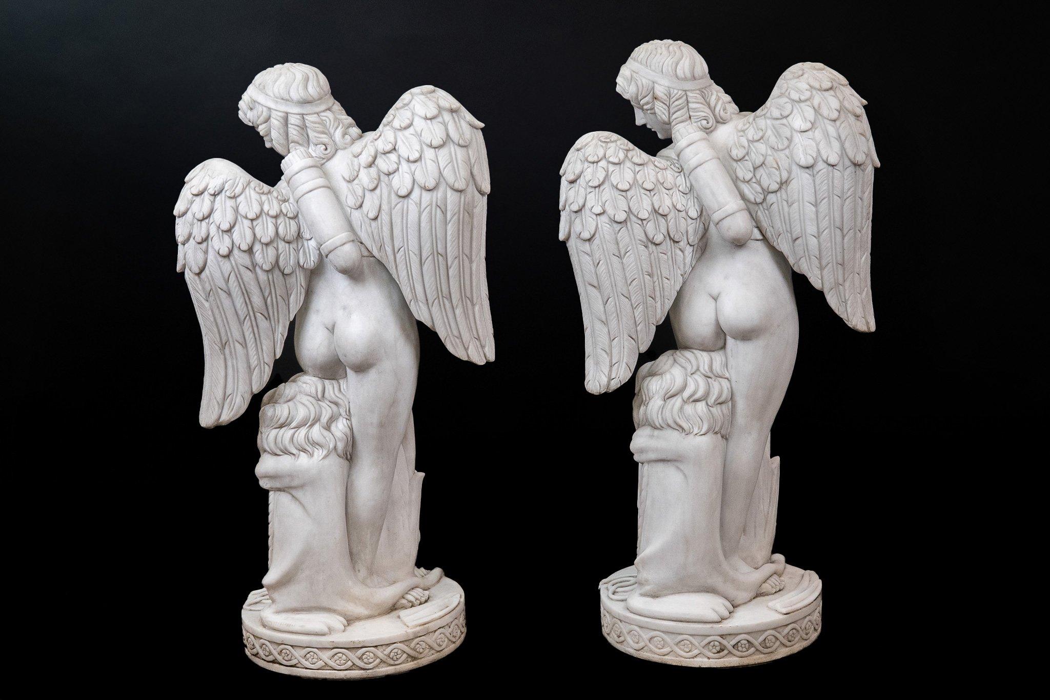Pareja de esculturas de Cupido en mármol H 106 cm siglo XX en venta