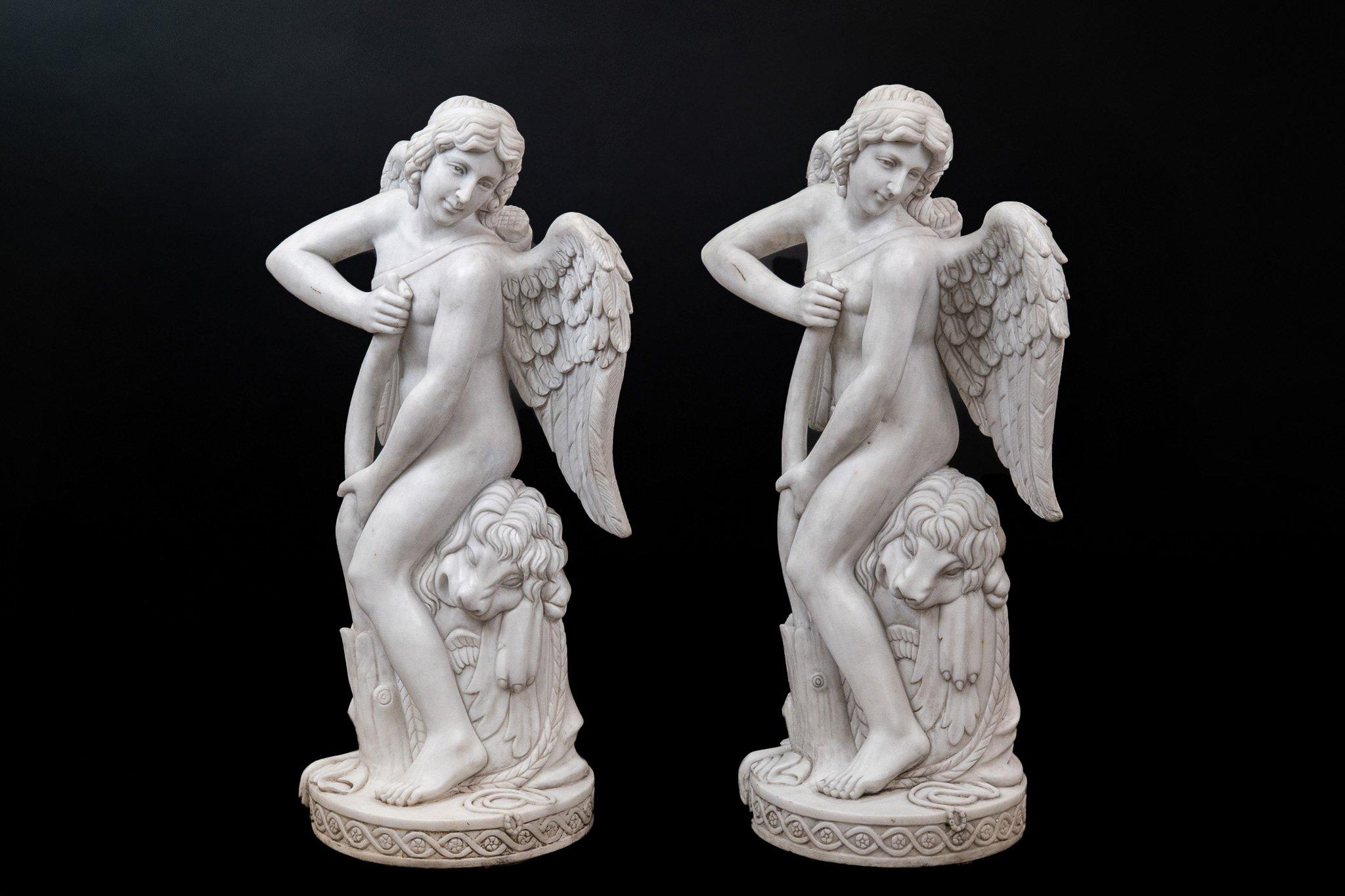 Pareja de esculturas de Cupido en mármol H 106 cm en venta 1
