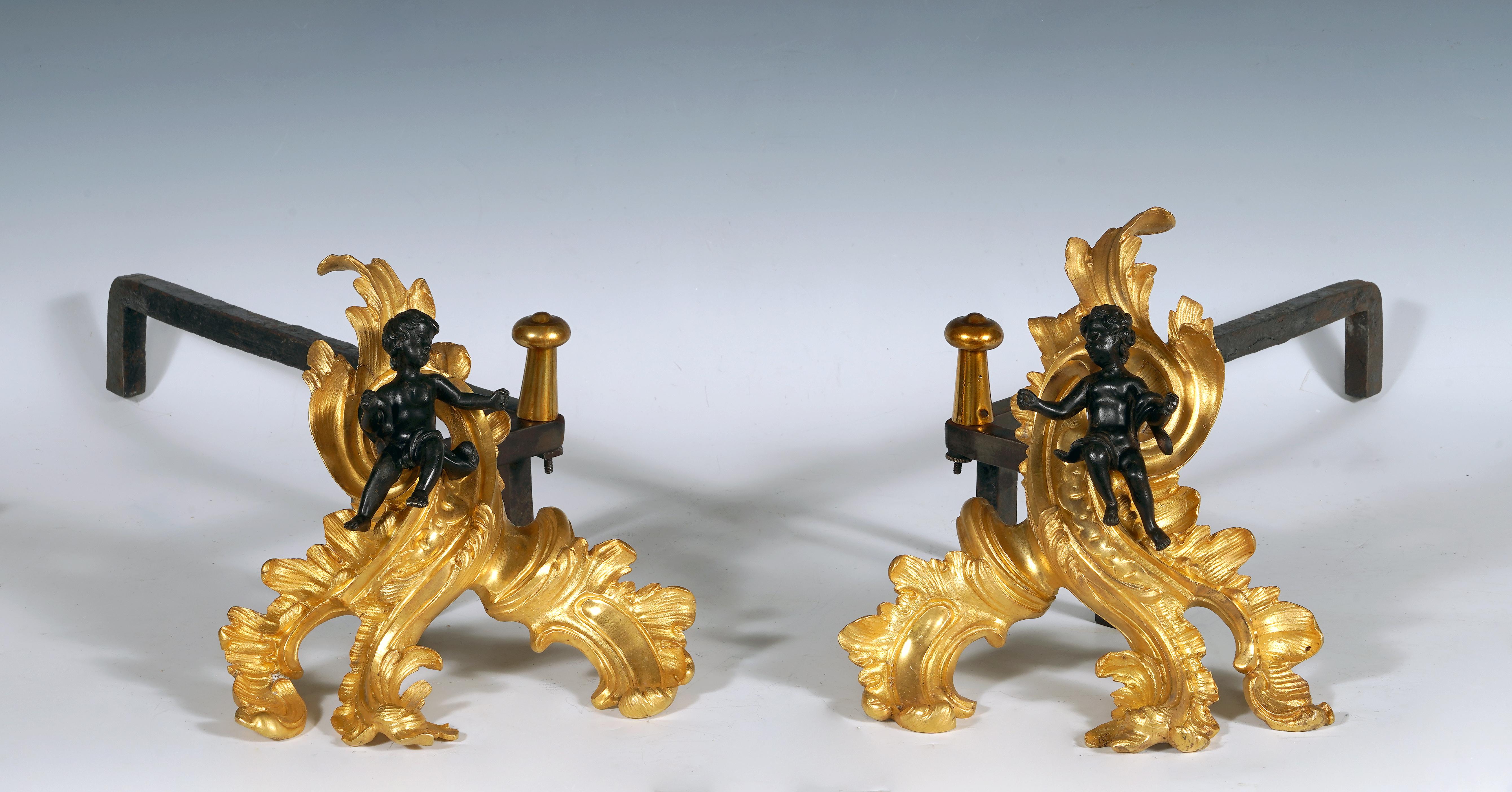 Altura : 22 cm ; Anchura : 23 cm ; Profundidad : 8 cm
Con la barra - Anchura : 26,5 cm ; Profundidad : 55 cm

Encantadora pareja de morillos Rocaille decorados con Cupidos de bronce patinado que descansan en volutas de follaje de bronce dorado.