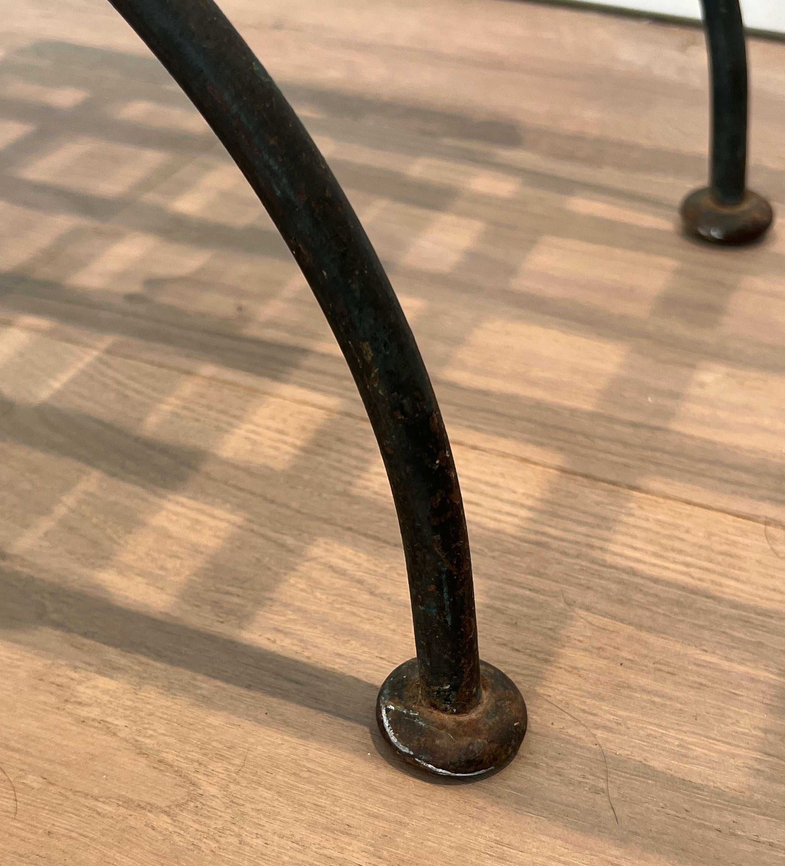 Paire de tabourets curules en fer forgé et métal patiné Circa 1950 en vente 4