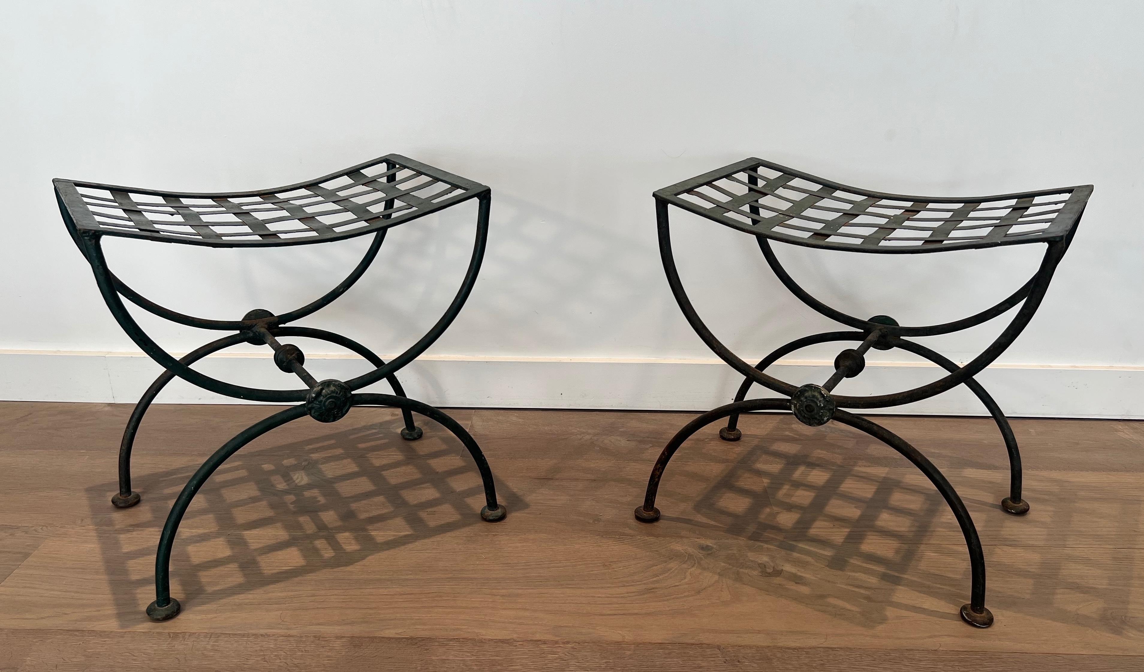 Paire de tabourets curules en fer forgé et métal patiné Circa 1950 en vente 5