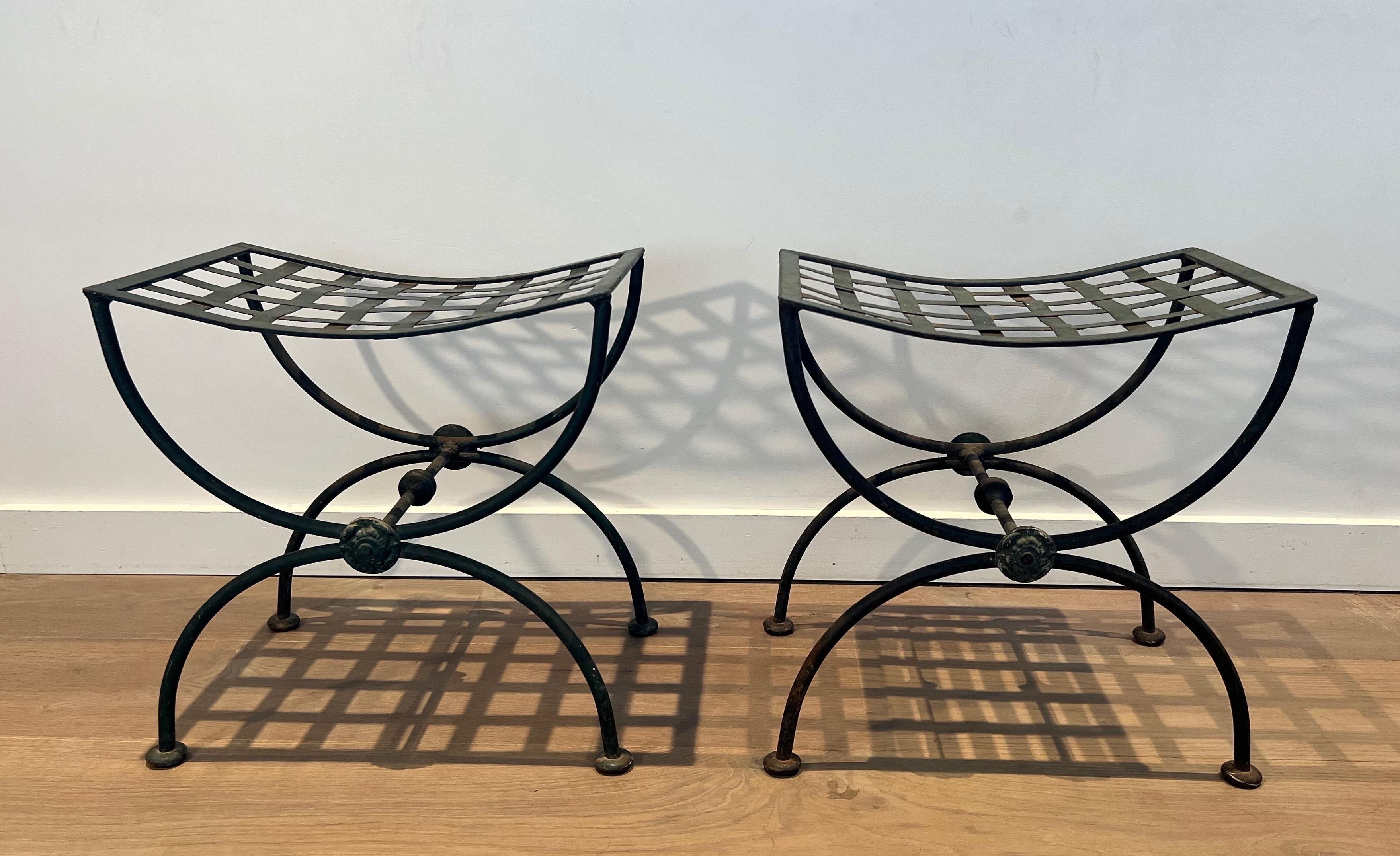 Paire de tabourets curules en fer forgé et métal patiné Circa 1950 en vente 6