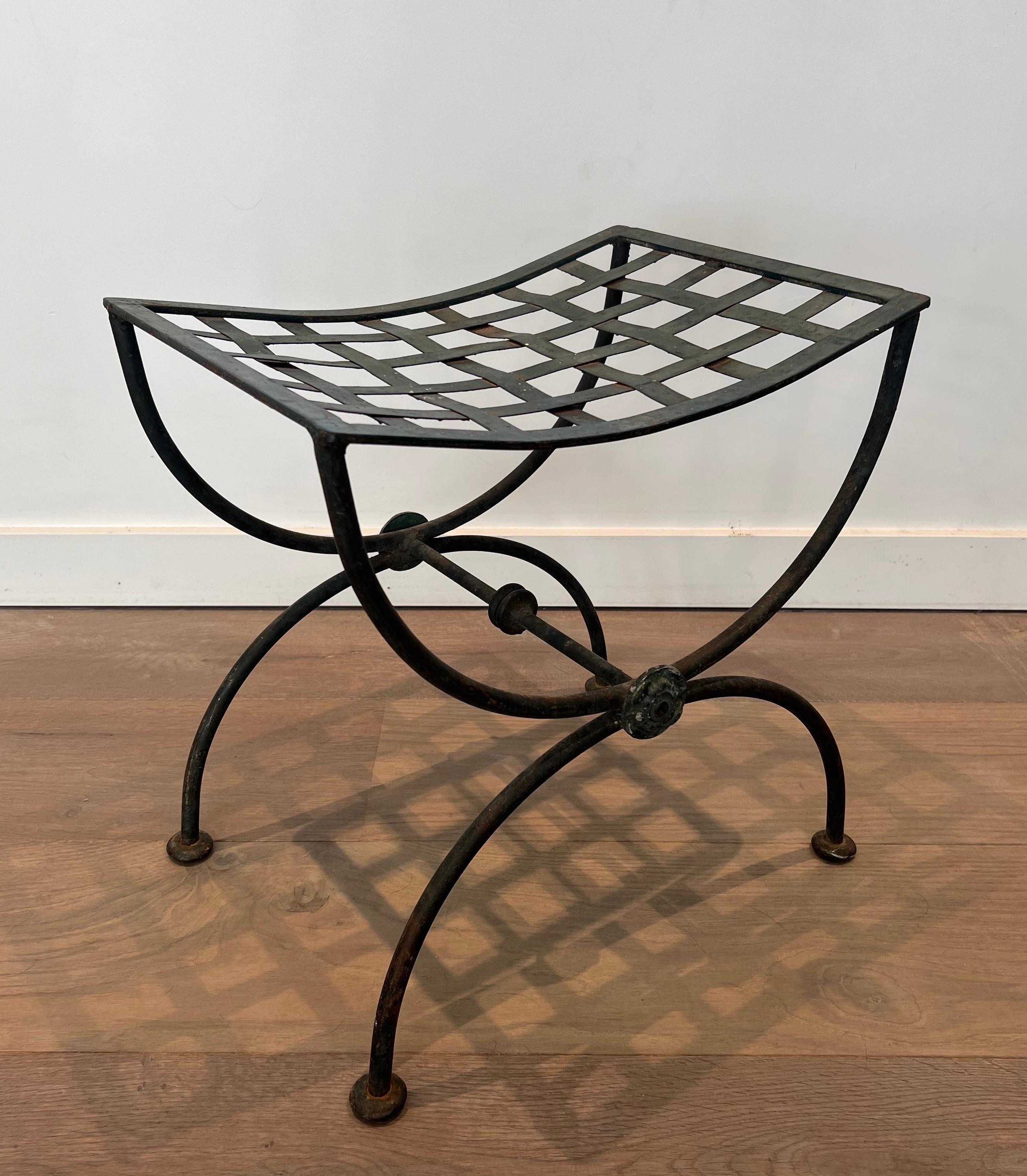 Paire de tabourets curules en fer forgé et métal patiné Circa 1950 en vente 7
