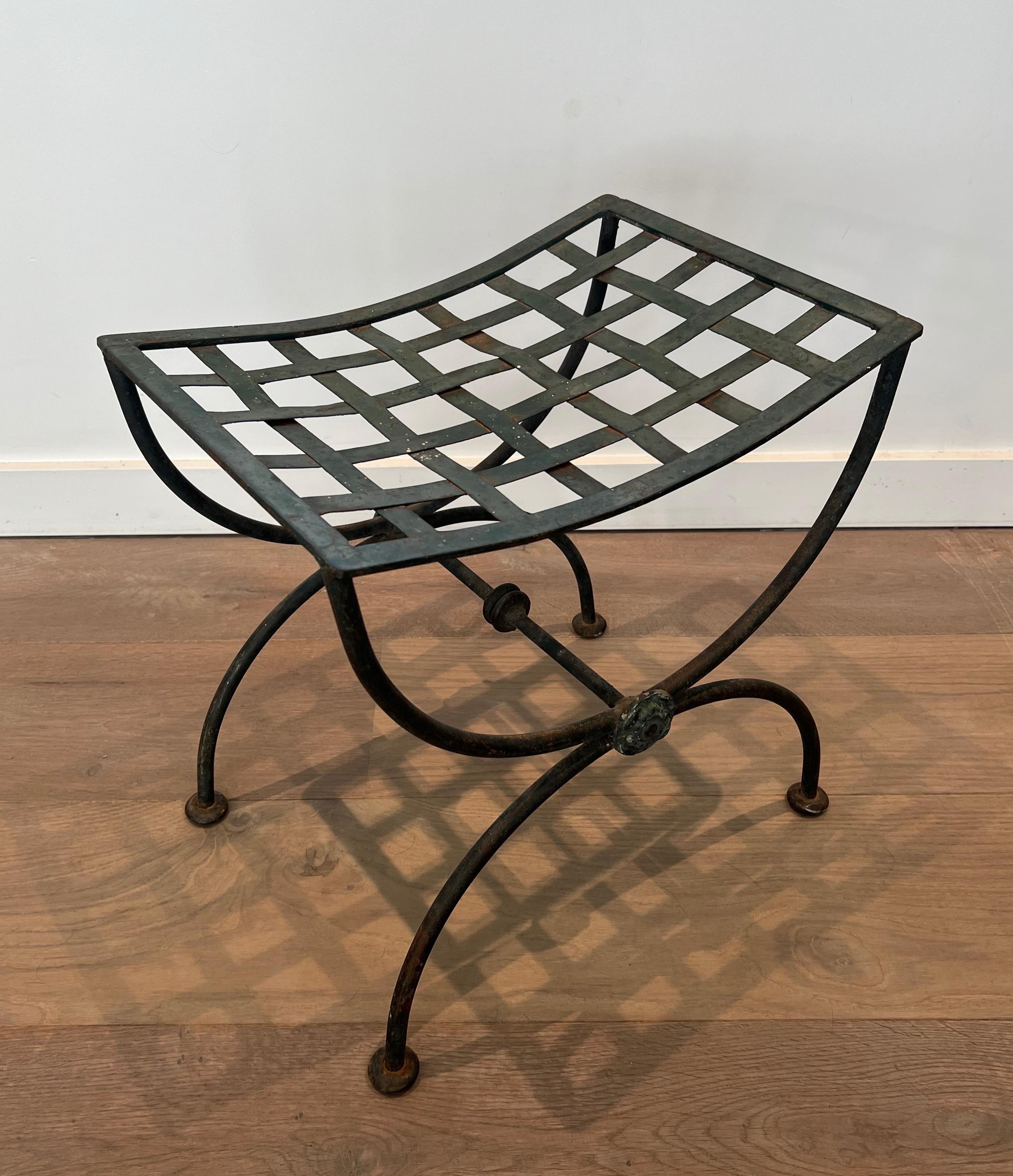 Paire de tabourets curules en fer forgé et métal patiné Circa 1950 en vente 8