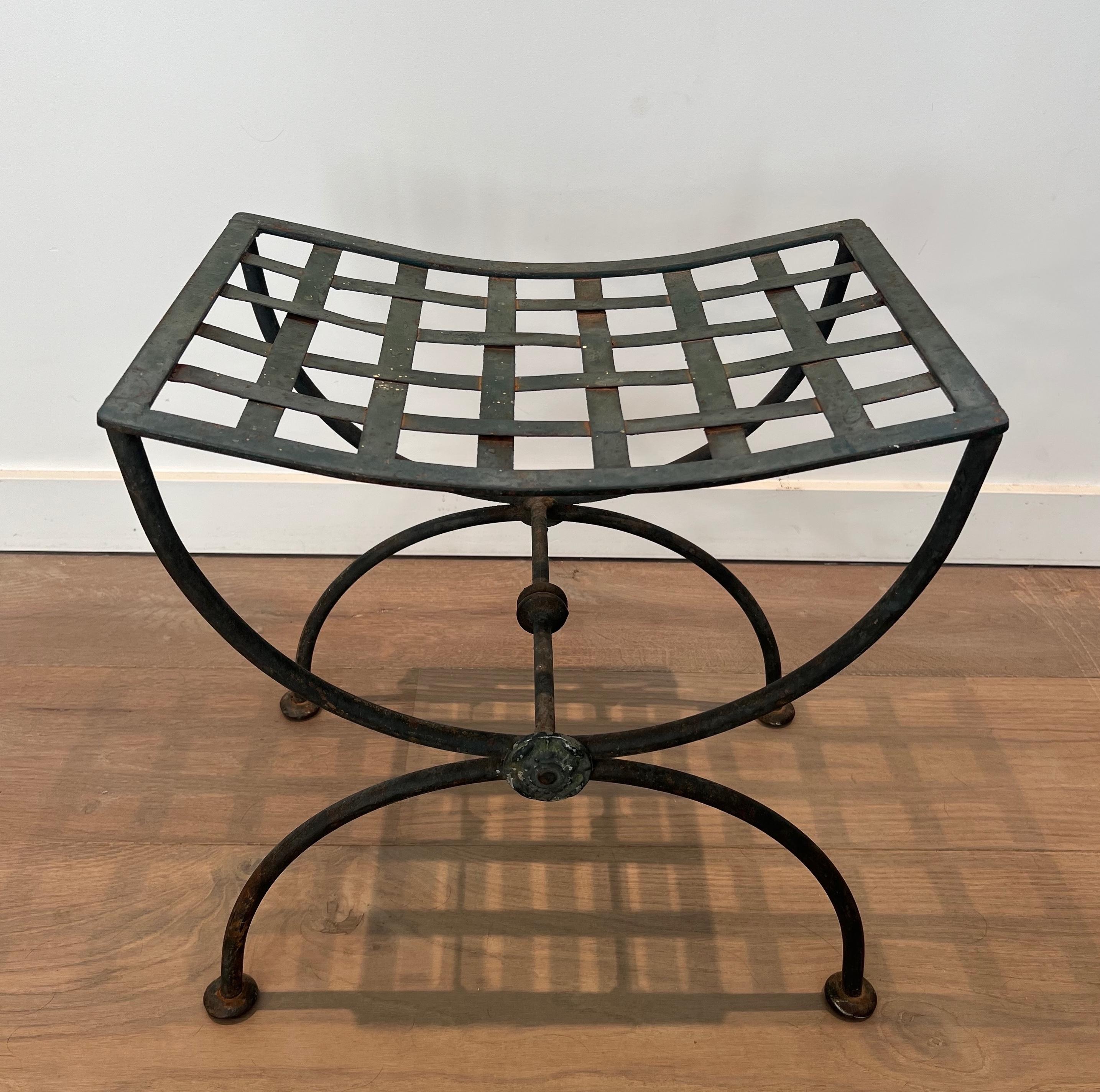 Paire de tabourets curules en fer forgé et métal patiné Circa 1950 en vente 9