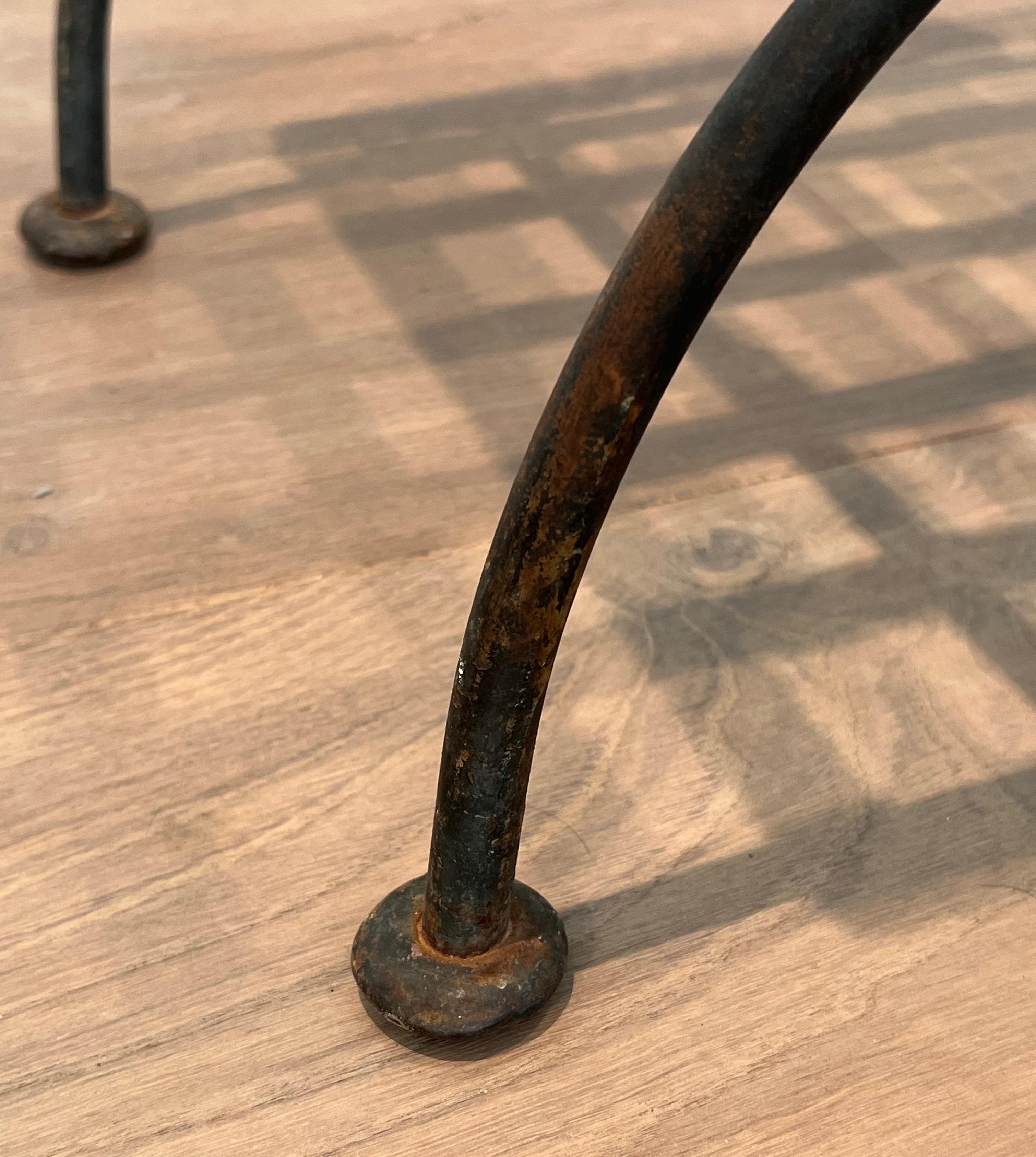 Paire de tabourets curules en fer forgé et métal patiné Circa 1950 en vente 10