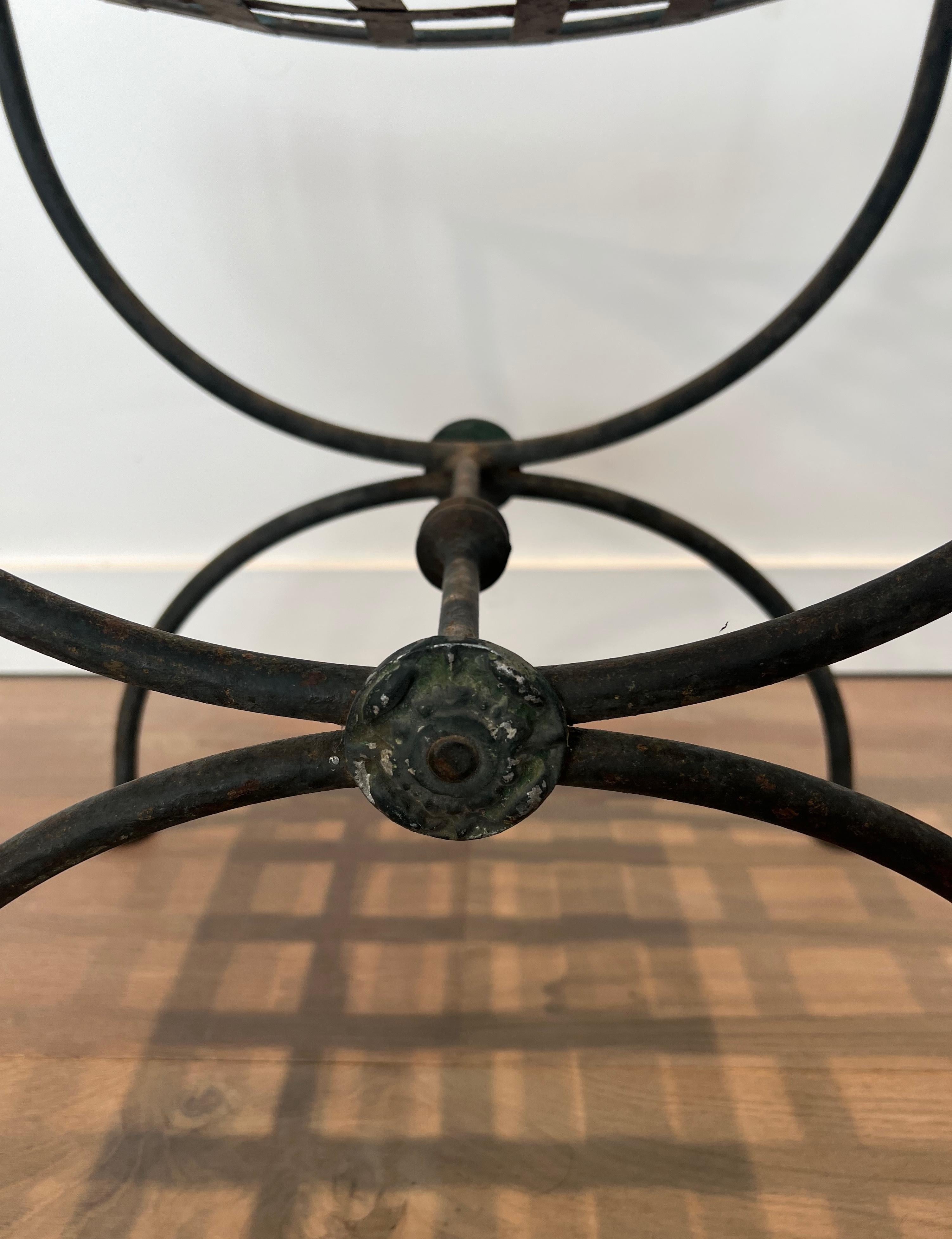 Paire de tabourets curules en fer forgé et métal patiné Circa 1950 en vente 11