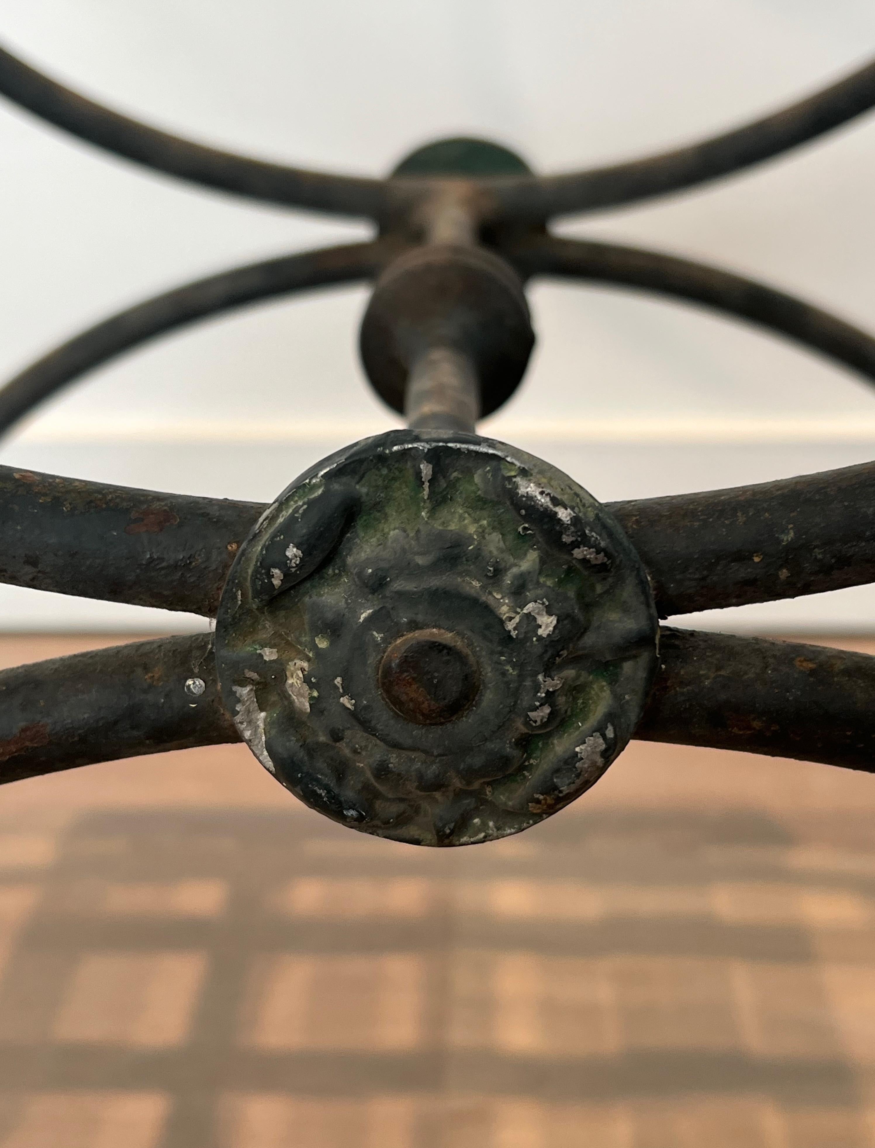 Paire de tabourets curules en fer forgé et métal patiné Circa 1950 en vente 12