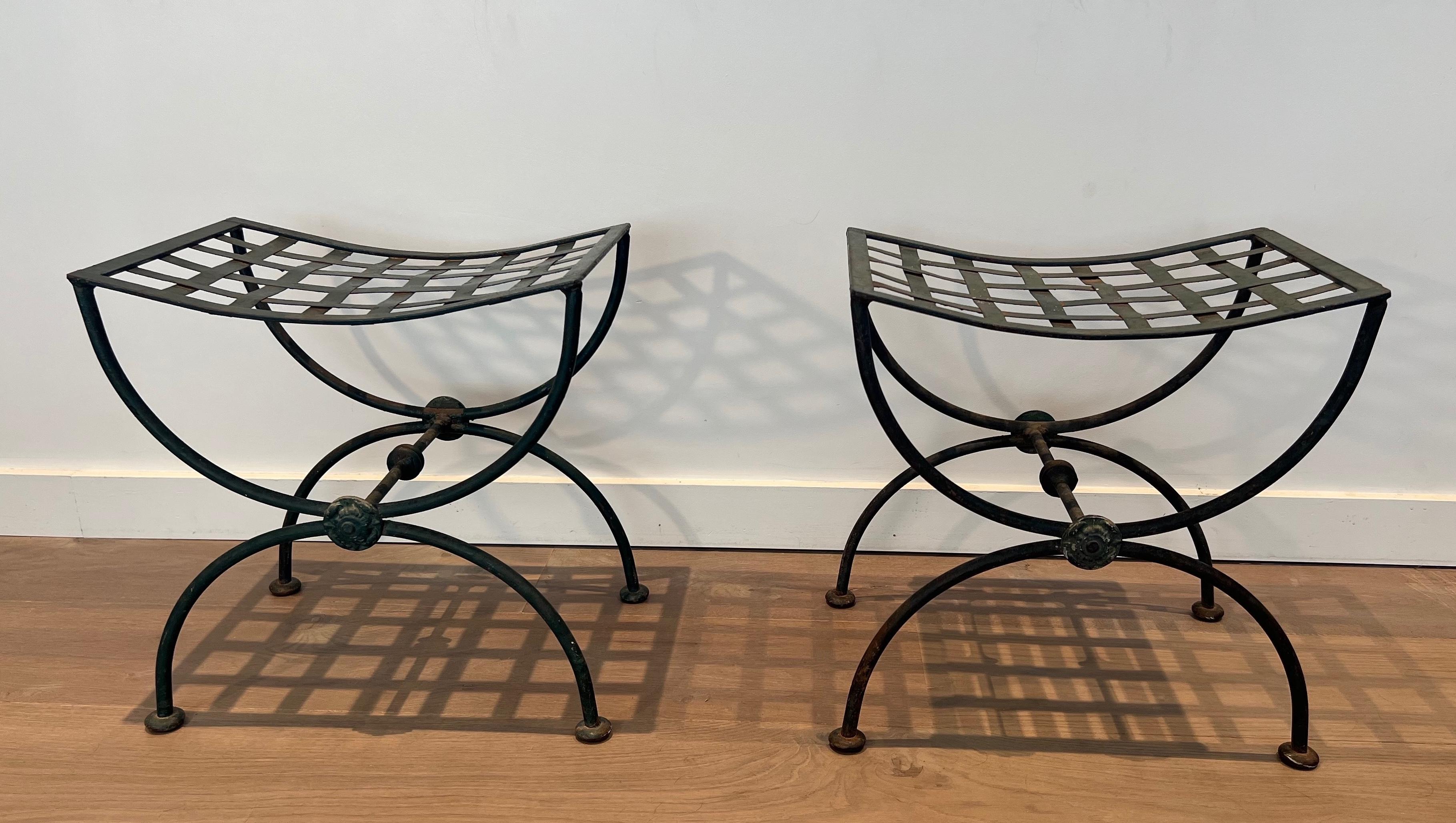 Cette très belle paire de tabourets Curule est réalisée en fer forgé et métal patiné. Il s'agit d'un ouvrage français. Circa 1940