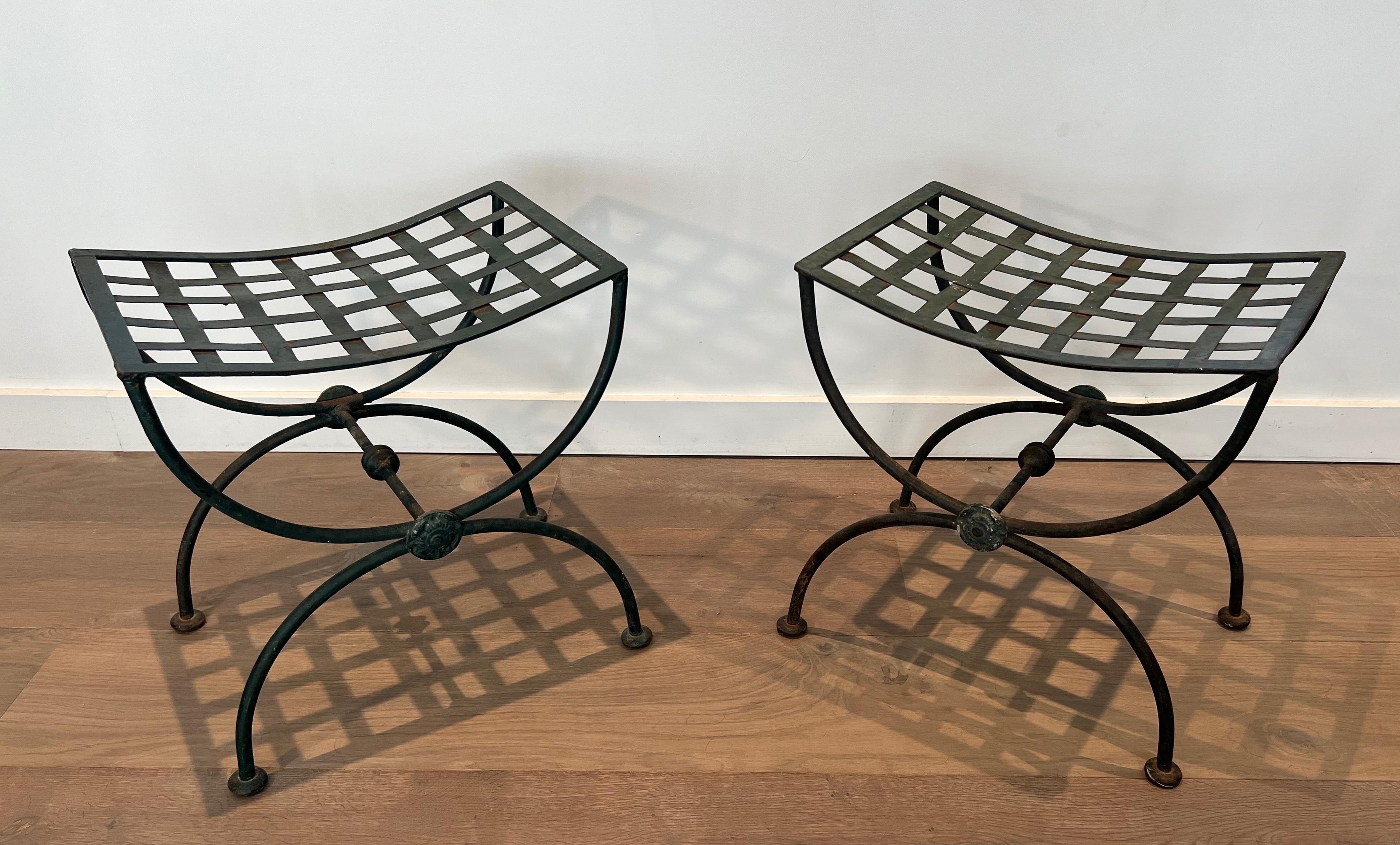 Mid-Century Modern Paire de tabourets curules en fer forgé et métal patiné Circa 1950 en vente