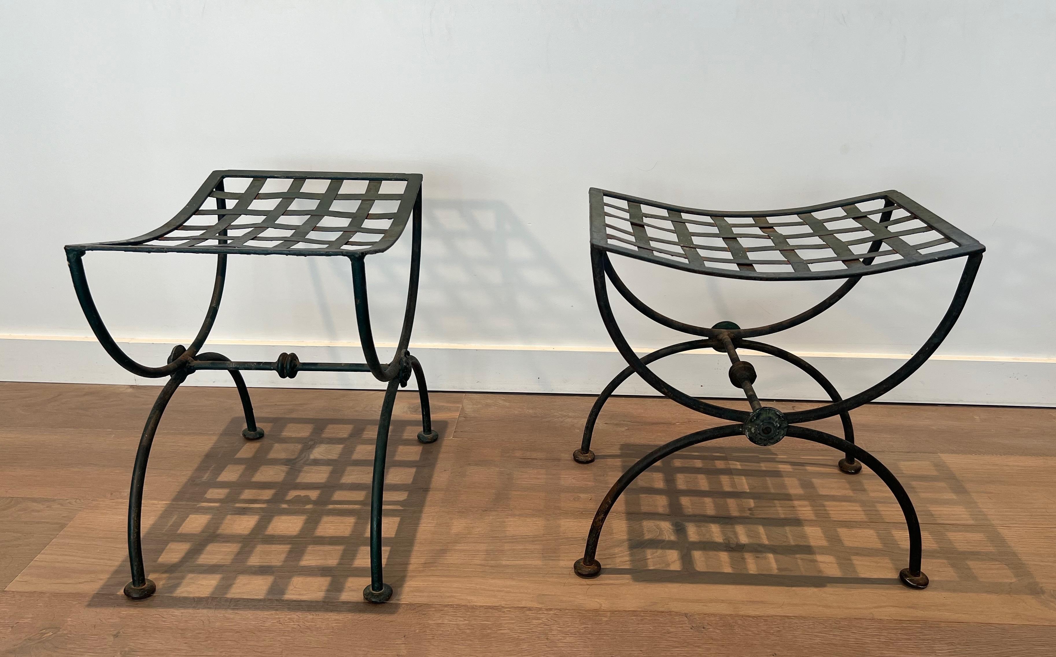 Français Paire de tabourets curules en fer forgé et métal patiné Circa 1950 en vente