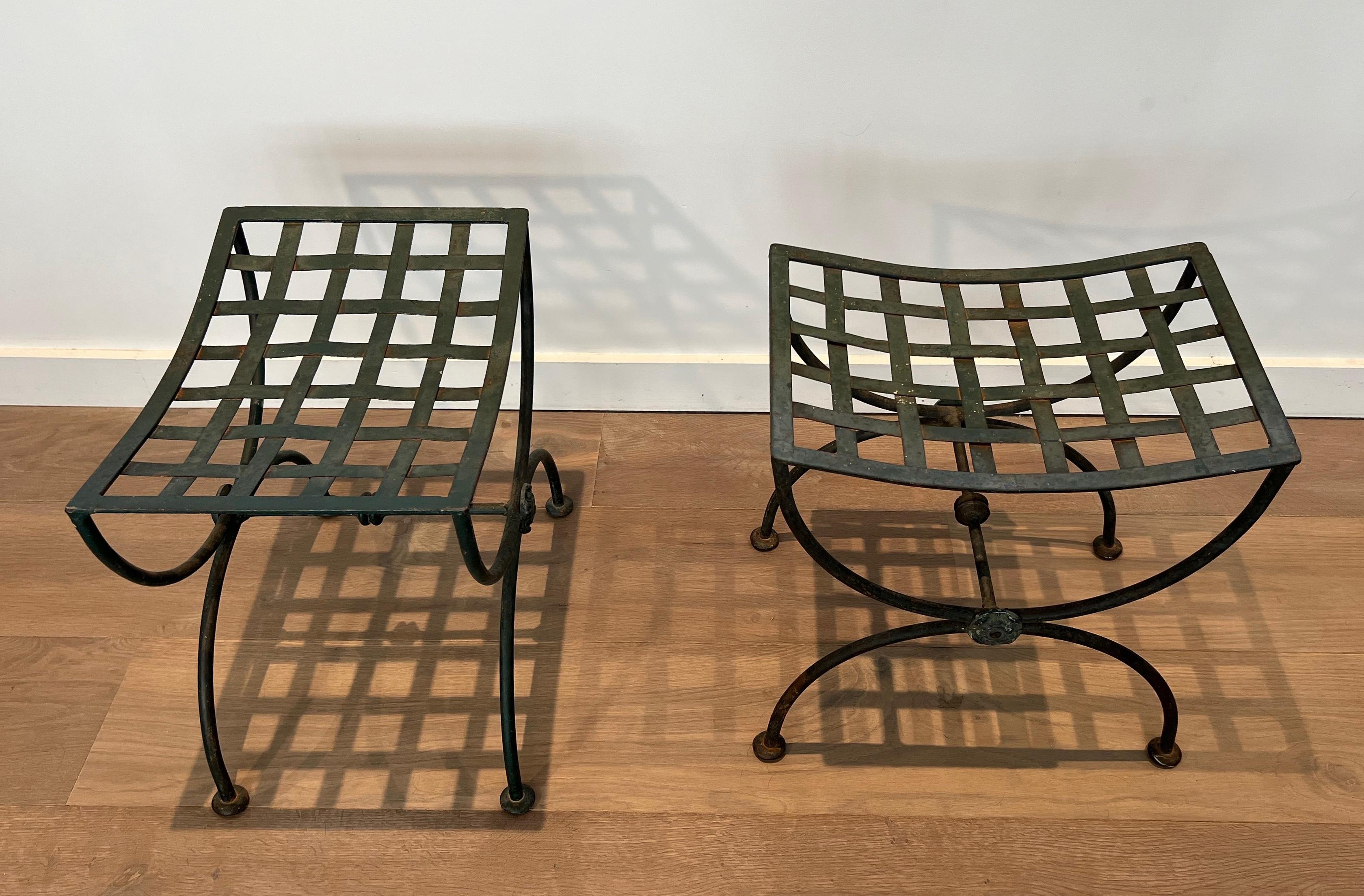 Paire de tabourets curules en fer forgé et métal patiné Circa 1950 Bon état - En vente à Marcq-en-Barœul, Hauts-de-France