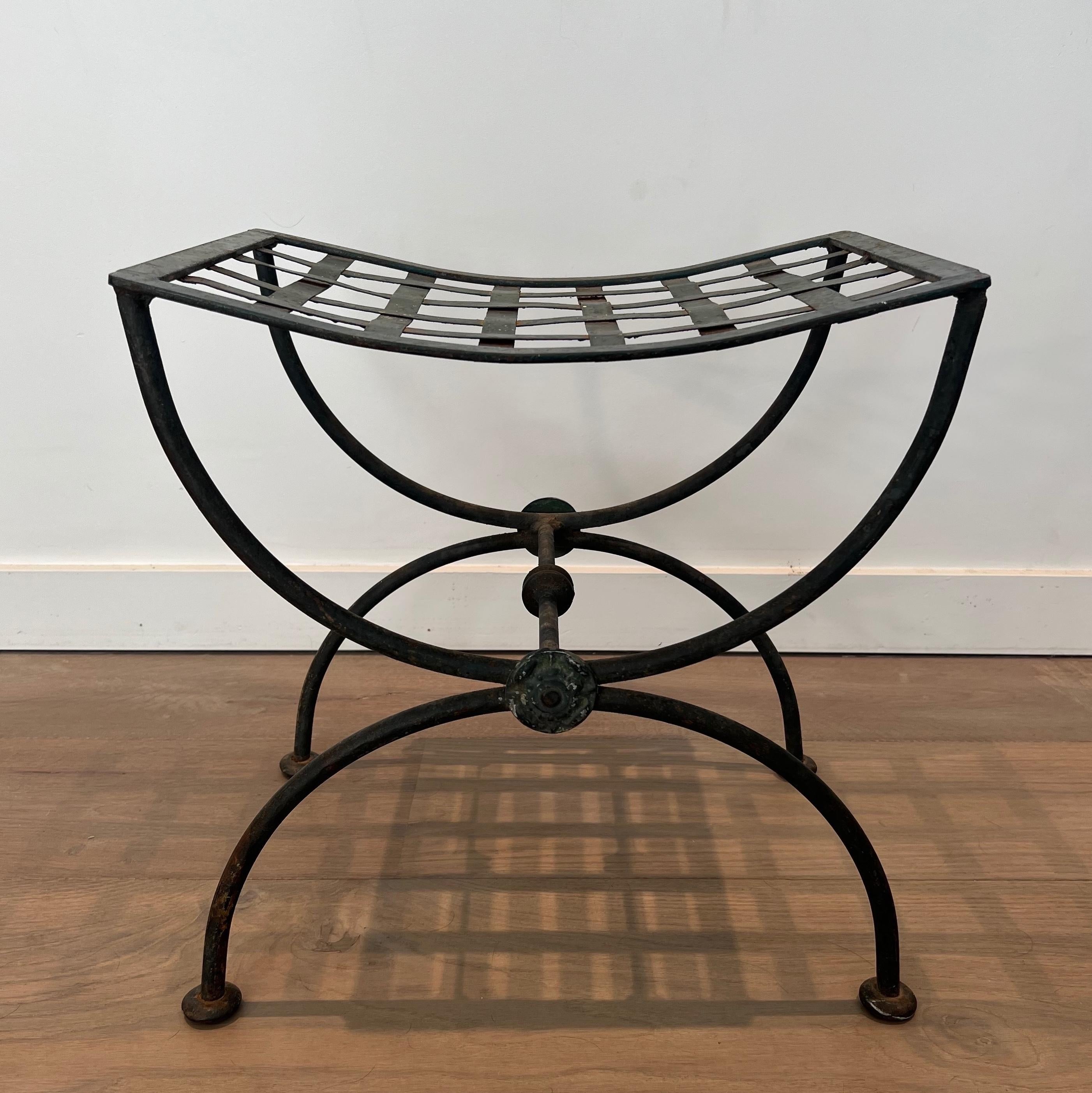 Milieu du XXe siècle Paire de tabourets curules en fer forgé et métal patiné Circa 1950 en vente
