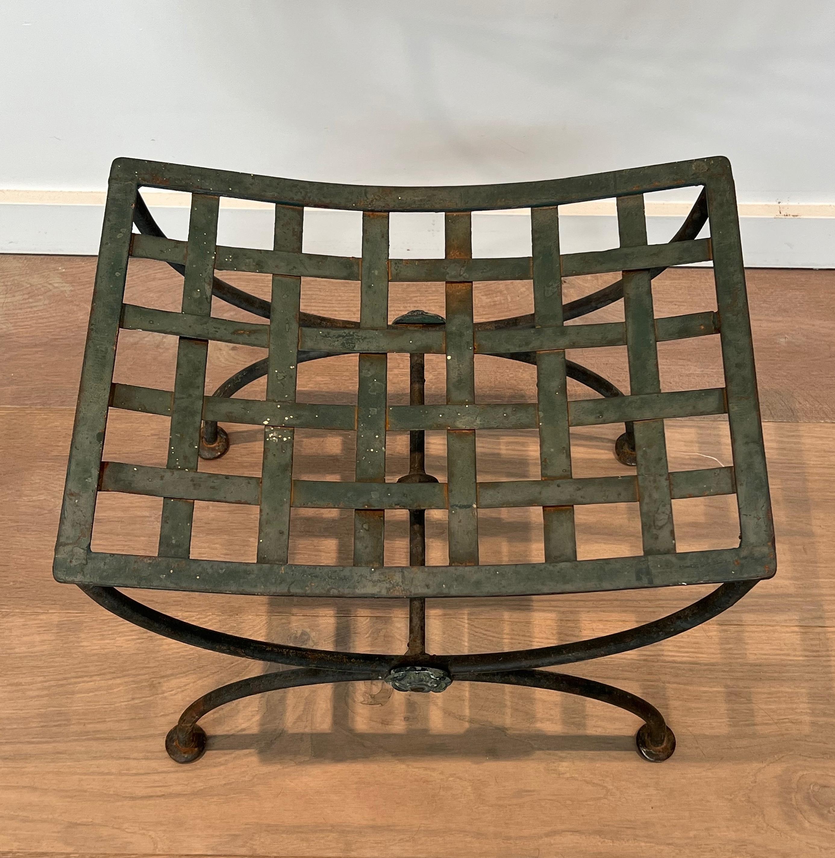 Fer forgé Paire de tabourets curules en fer forgé et métal patiné Circa 1950 en vente