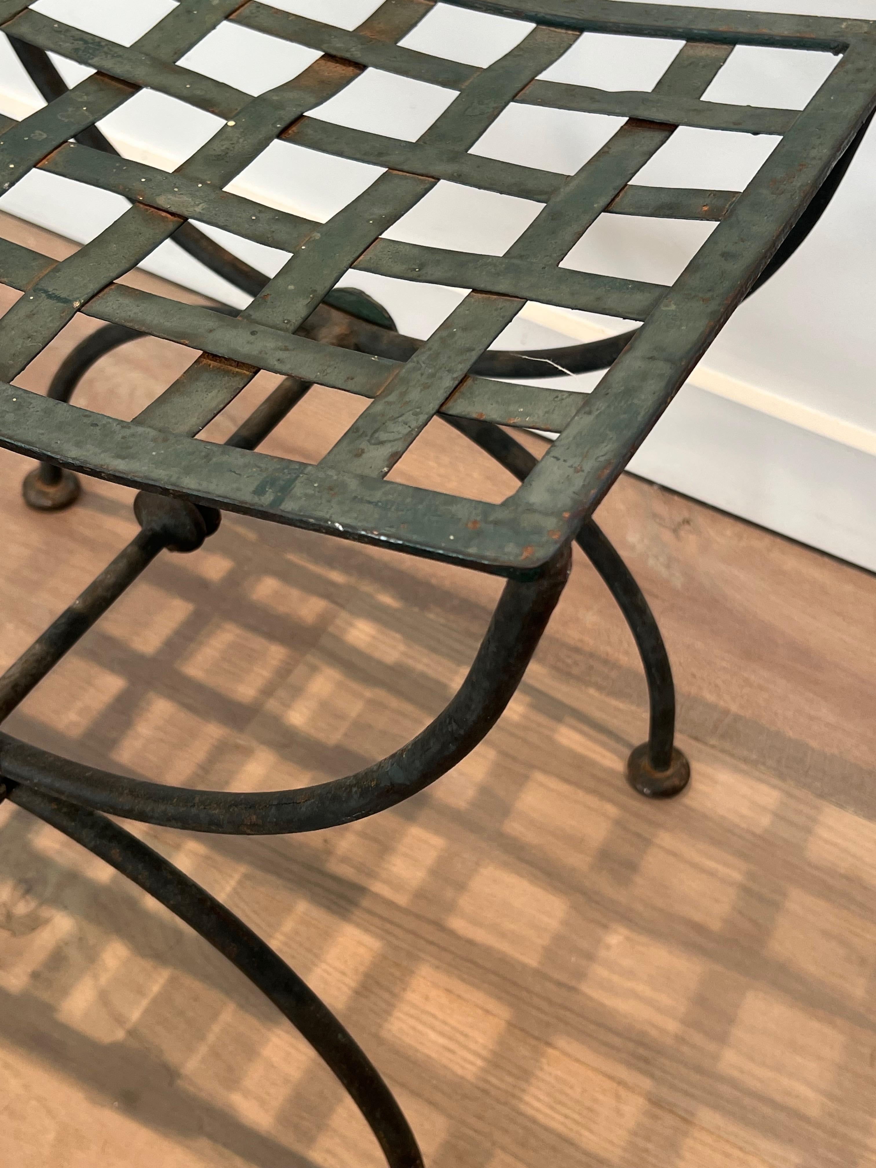 Paire de tabourets curules en fer forgé et métal patiné Circa 1950 en vente 1
