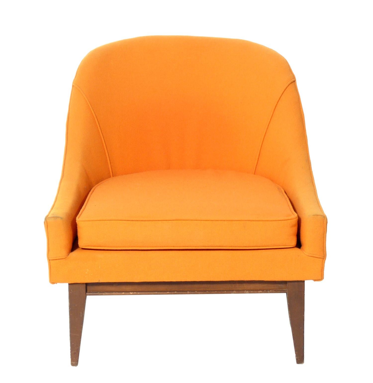 Paar geschwungene Lounge- oder Slipper-Stühle aus der Mitte des Jahrhunderts, amerikanisch, ca. 1960er Jahre. Diese Stühle werden derzeit neu gepolstert und aufgearbeitet und können mit Ihrem Stoff und einer Holzfarbe Ihrer Wahl versehen werden. Der