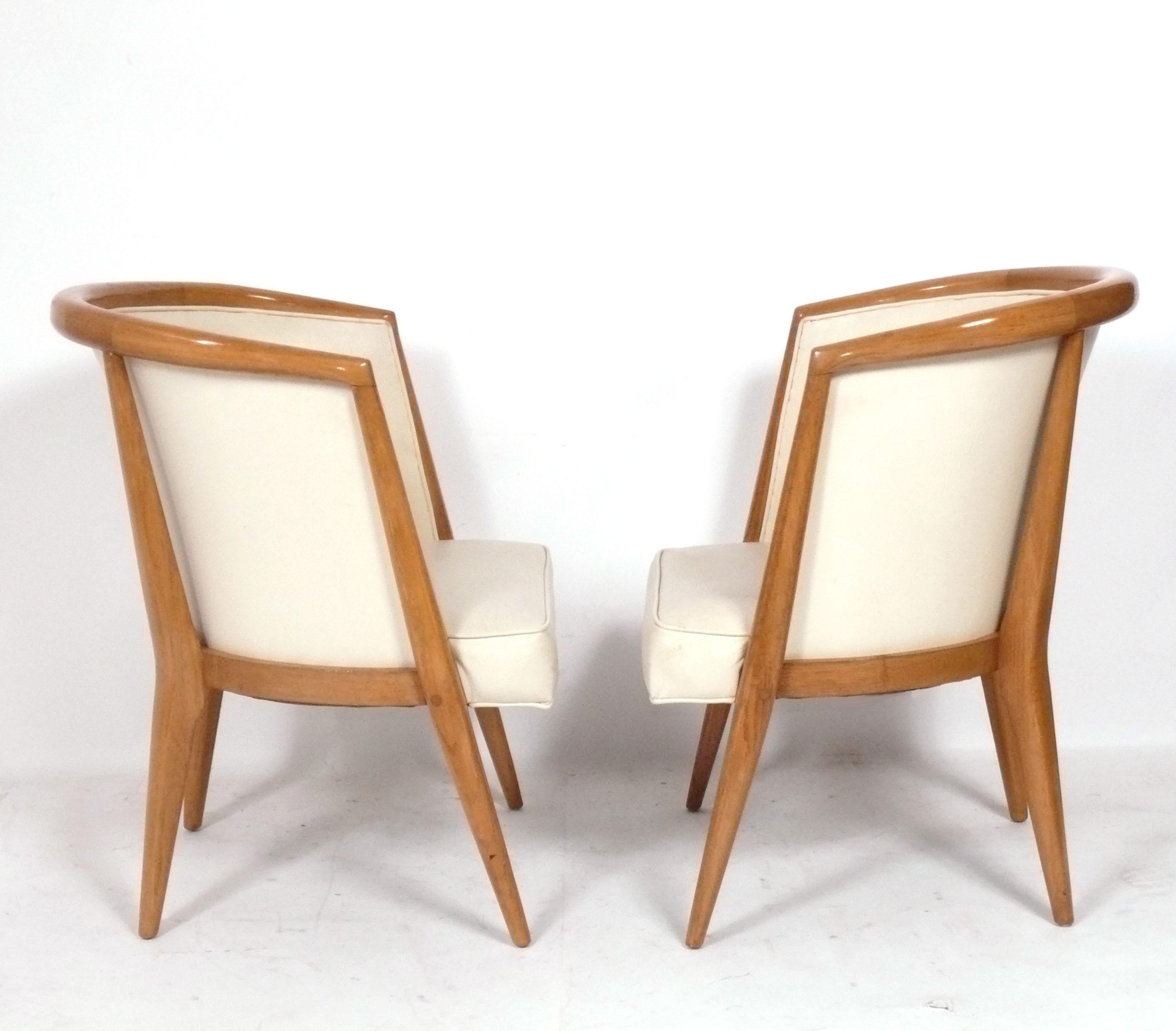 Paire de chaises de salon ou d'appoint en chêne du milieu du siècle, américaines, vers les années 1950. Ces chaises sont actuellement en train d'être retapissées et peuvent être complétées dans votre tissu. Il suffit de nous envoyer 8 mètres de