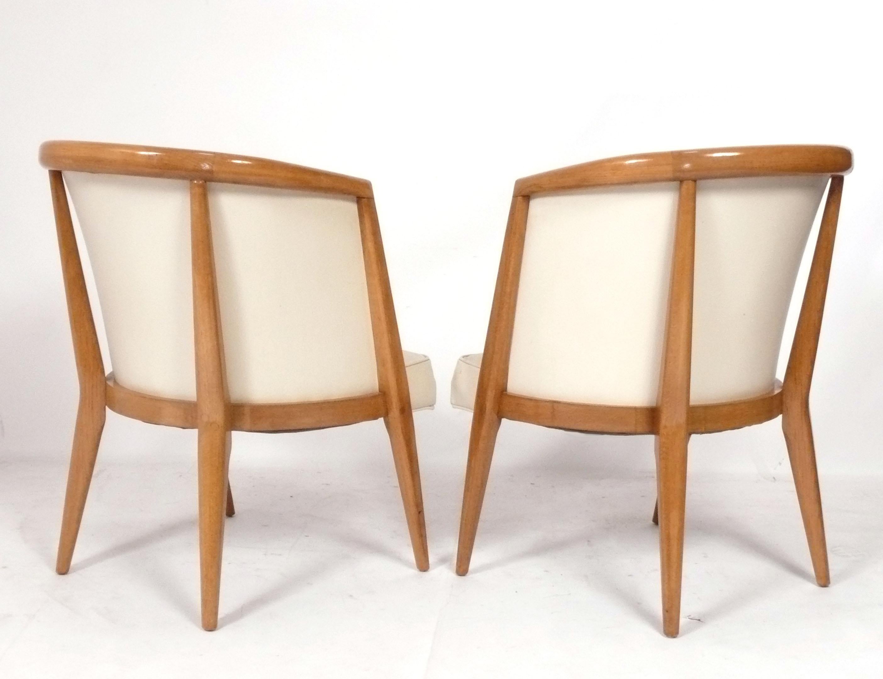 Américain Paire de chaises longues curvilignes en Oak du milieu du siècle dernier en vente