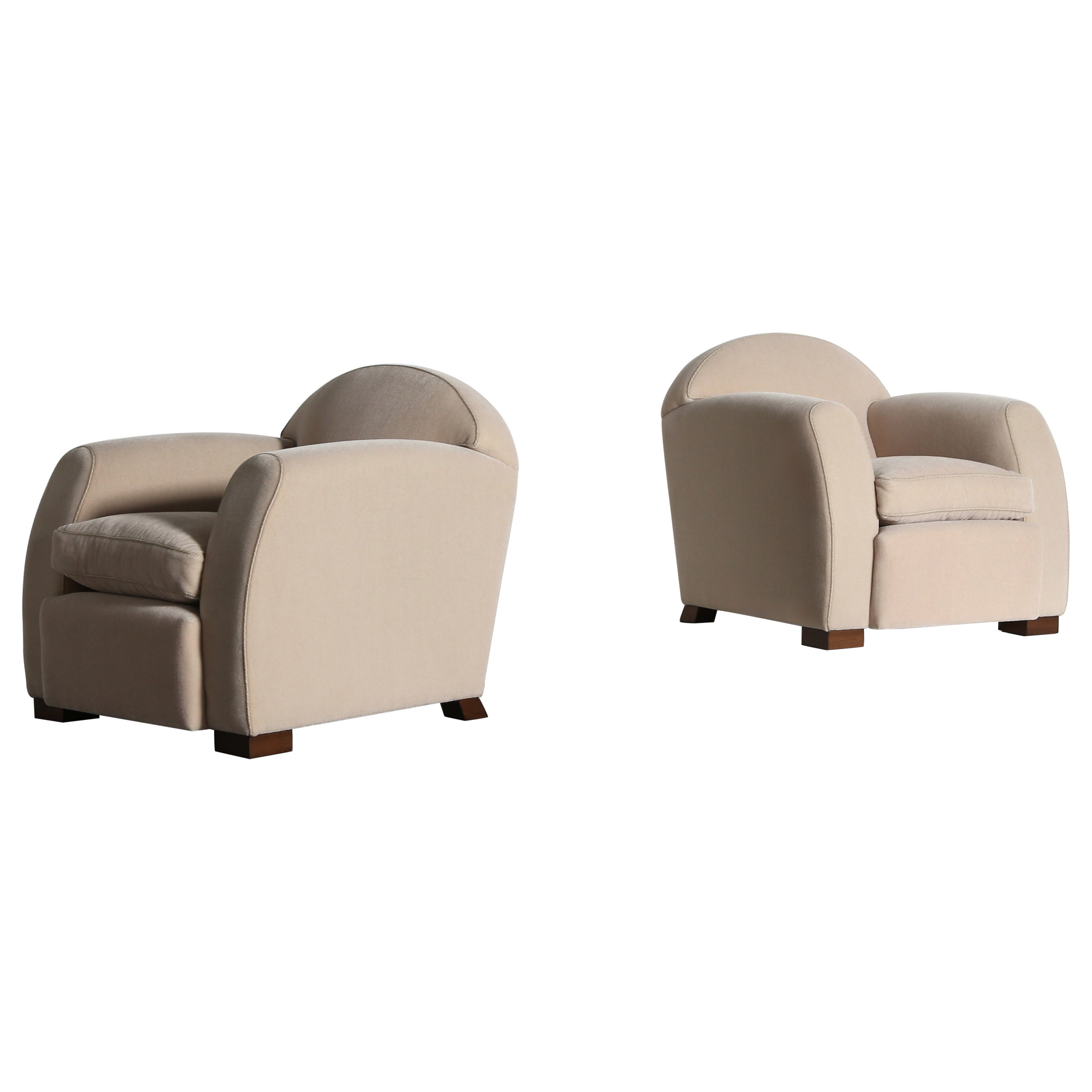 Pair of Curved Arm Club Chairs, Upholstered in Ivory Mohair For Sale