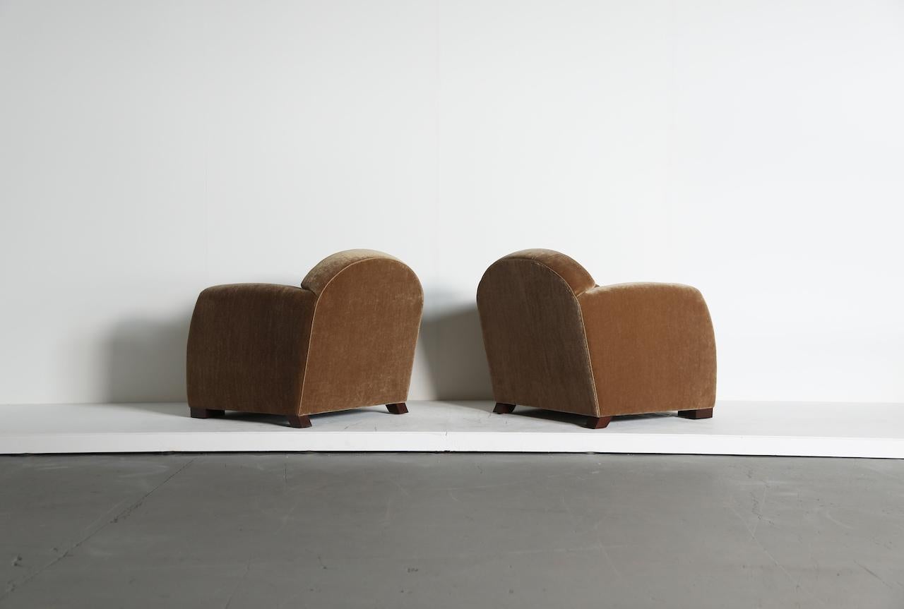 Pair of Curved Arm Club Chairs, Upholstered in Pure Mohair en vente 4