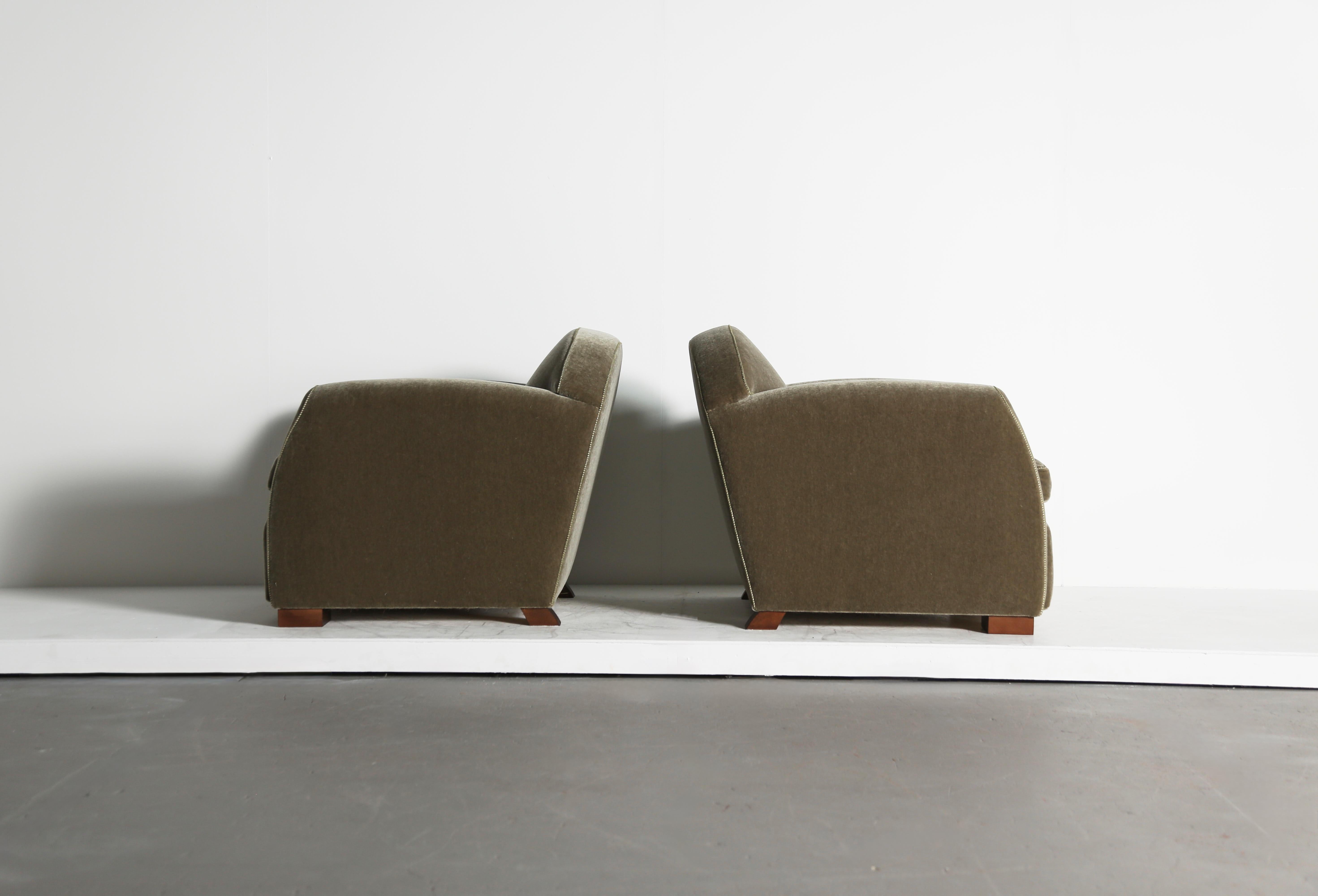Coppia di poltrone club con braccio curvo, imbottite in puro mohair in vendita 3