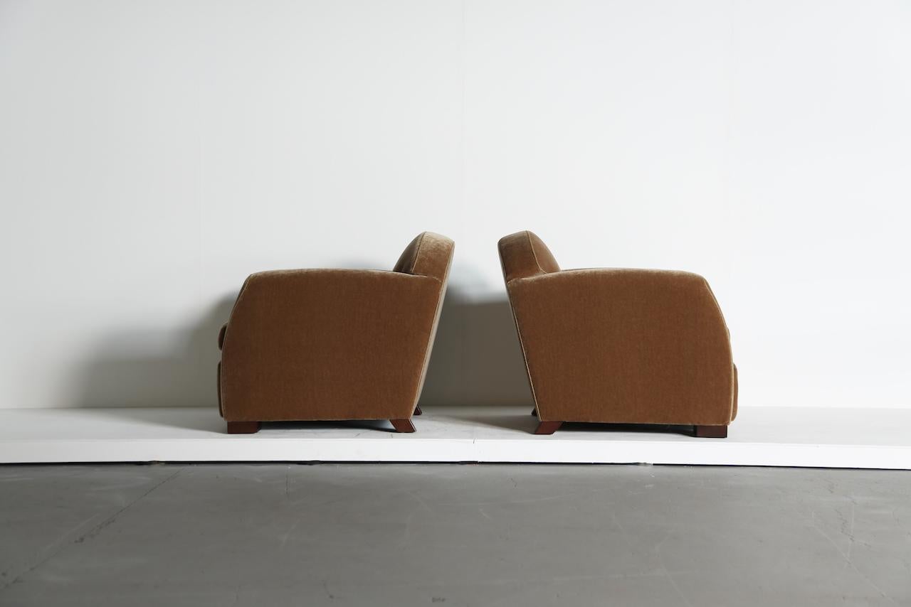 Pair of Curved Arm Club Chairs, Upholstered in Pure Mohair en vente 5