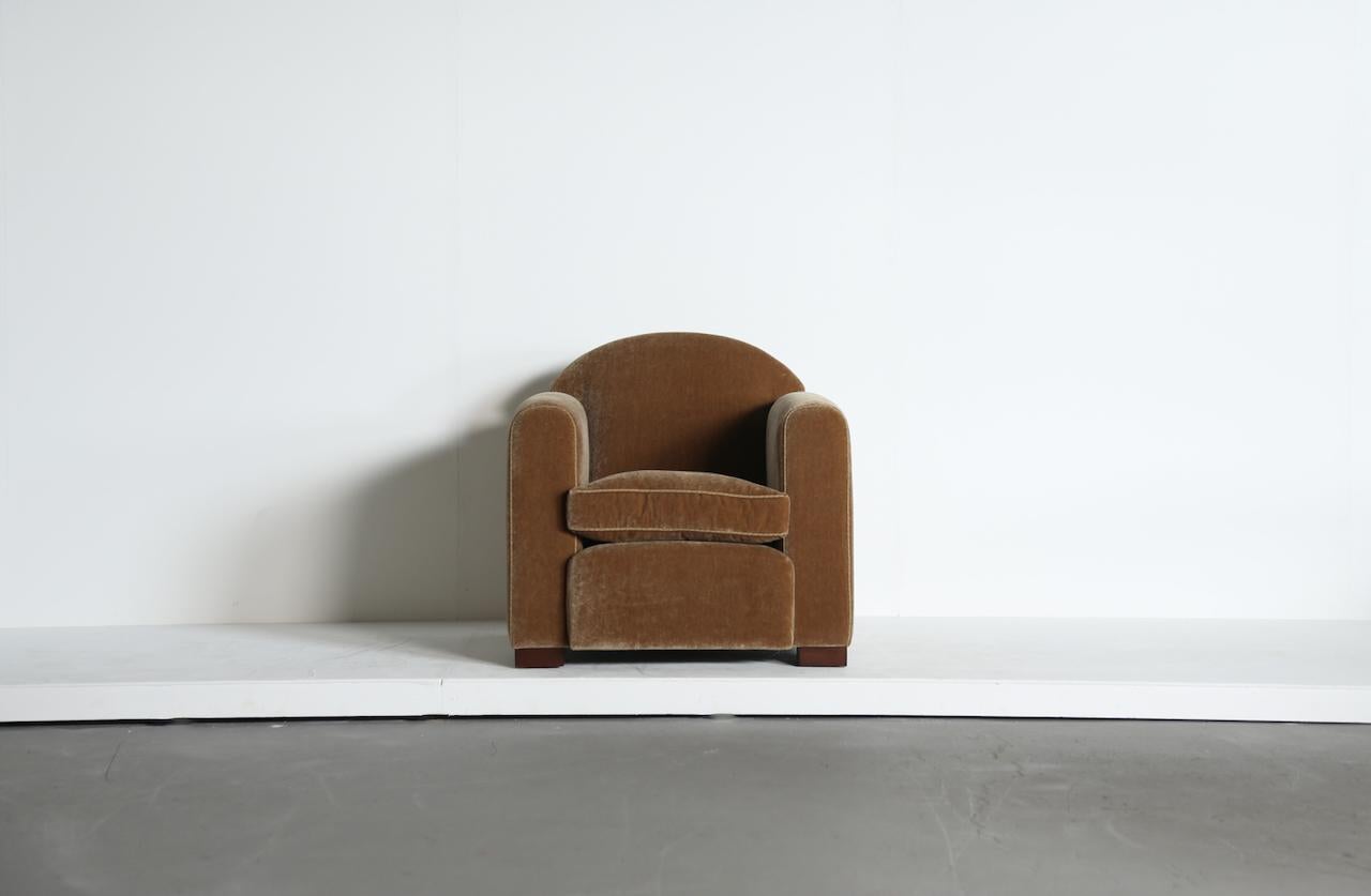 Pair of Curved Arm Club Chairs, Upholstered in Pure Mohair en vente 6