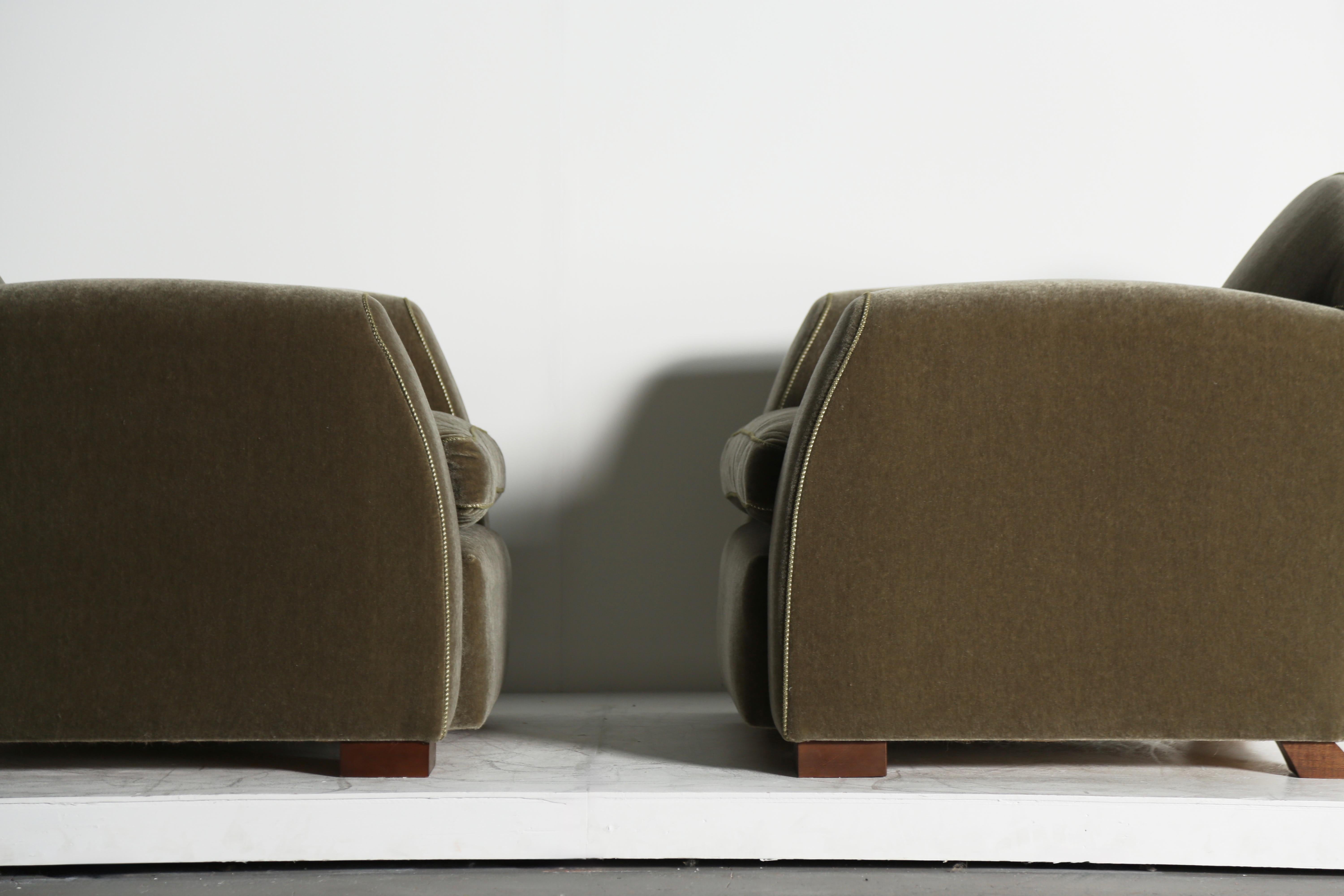 Coppia di poltrone club con braccio curvo, imbottite in puro mohair in vendita 5