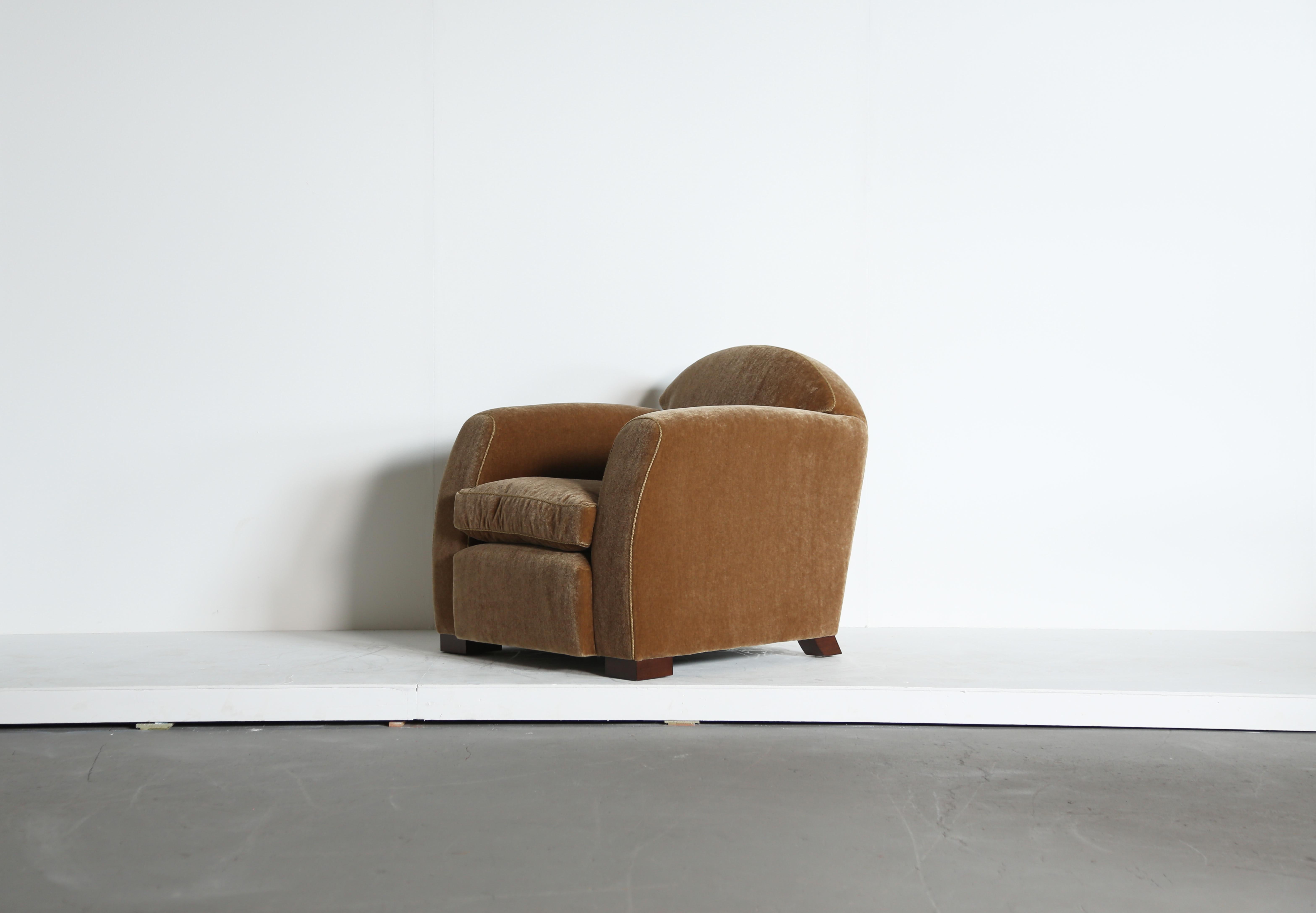Pair of Curved Arm Club Chairs, Upholstered in Pure Mohair en vente 7