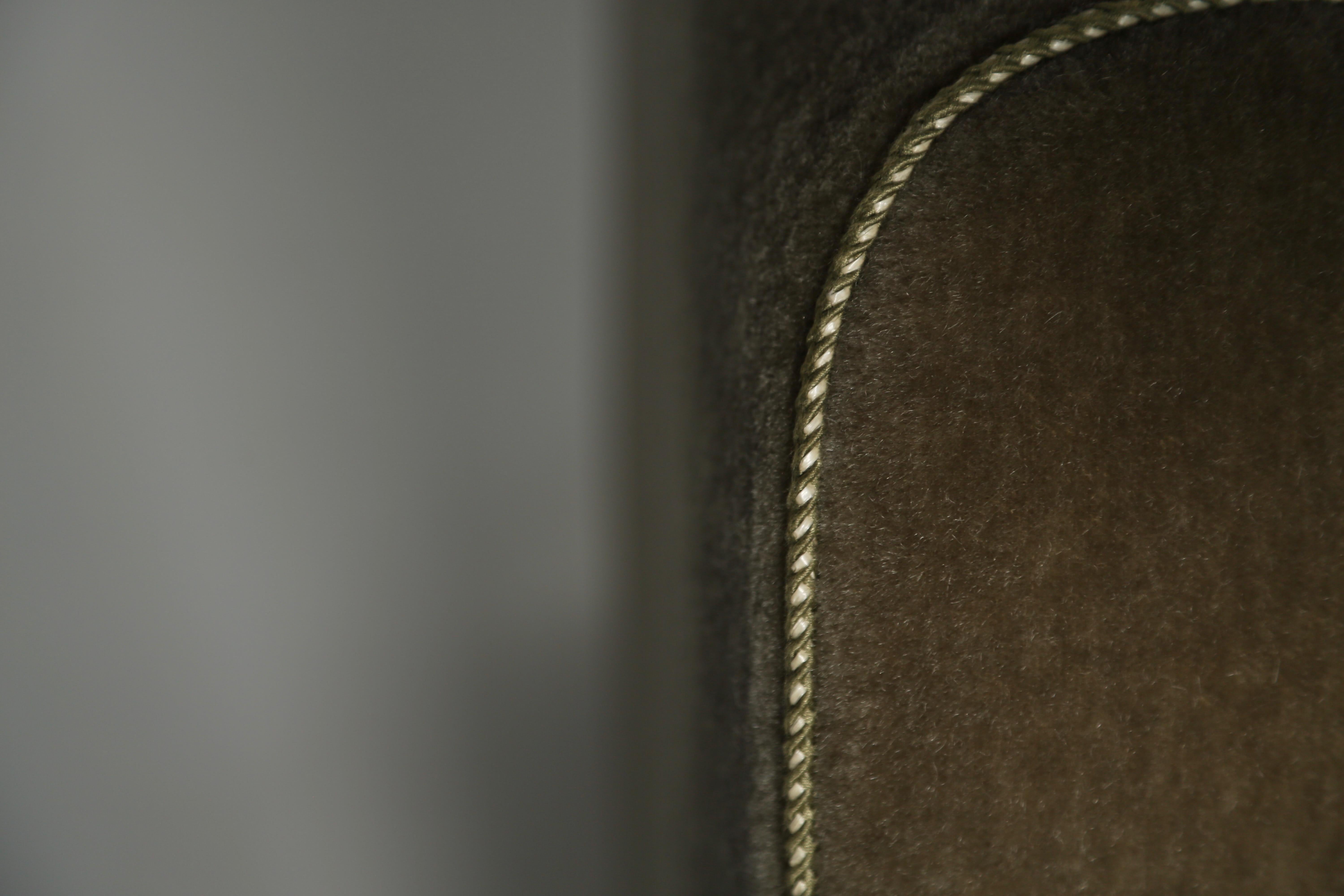 Coppia di poltrone club con braccio curvo, imbottite in puro mohair in vendita 6