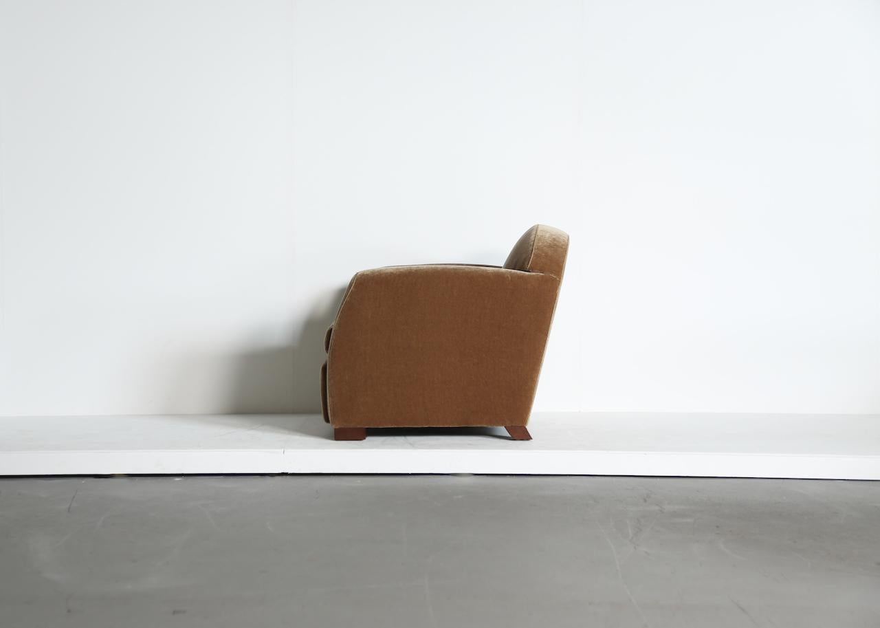 Pair of Curved Arm Club Chairs, Upholstered in Pure Mohair en vente 8