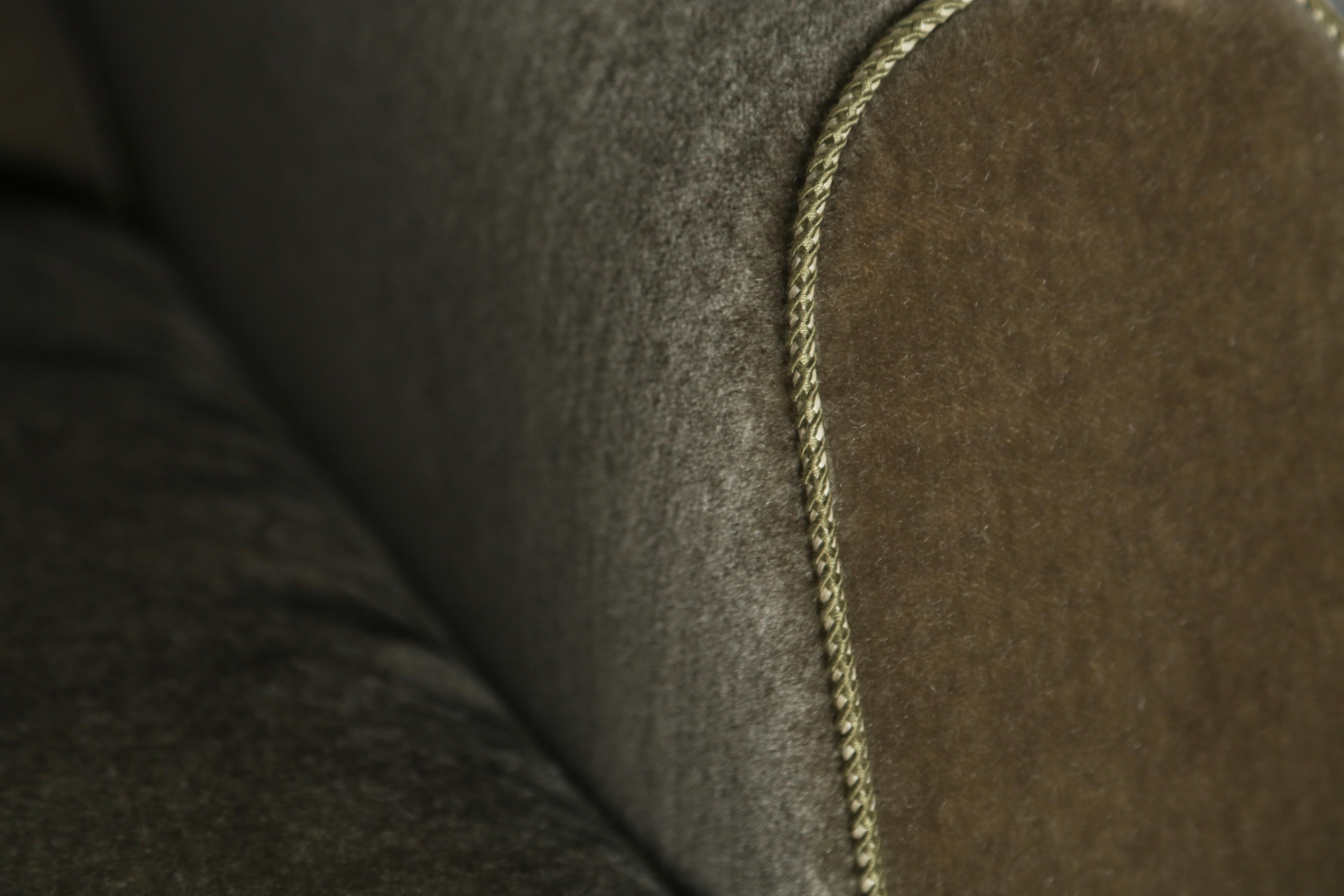 Coppia di poltrone club con braccio curvo, imbottite in puro mohair in vendita 7