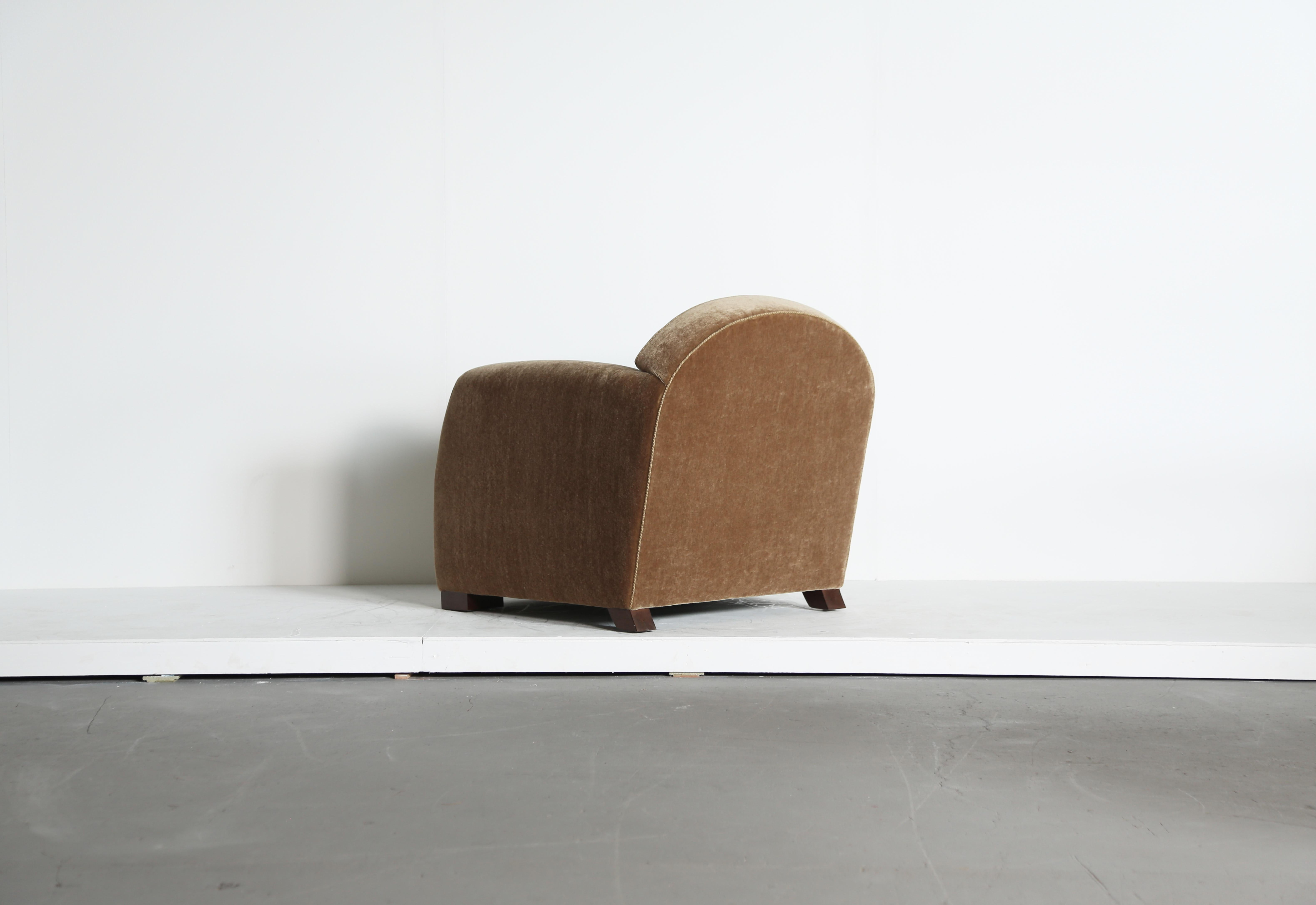 Pair of Curved Arm Club Chairs, Upholstered in Pure Mohair en vente 9
