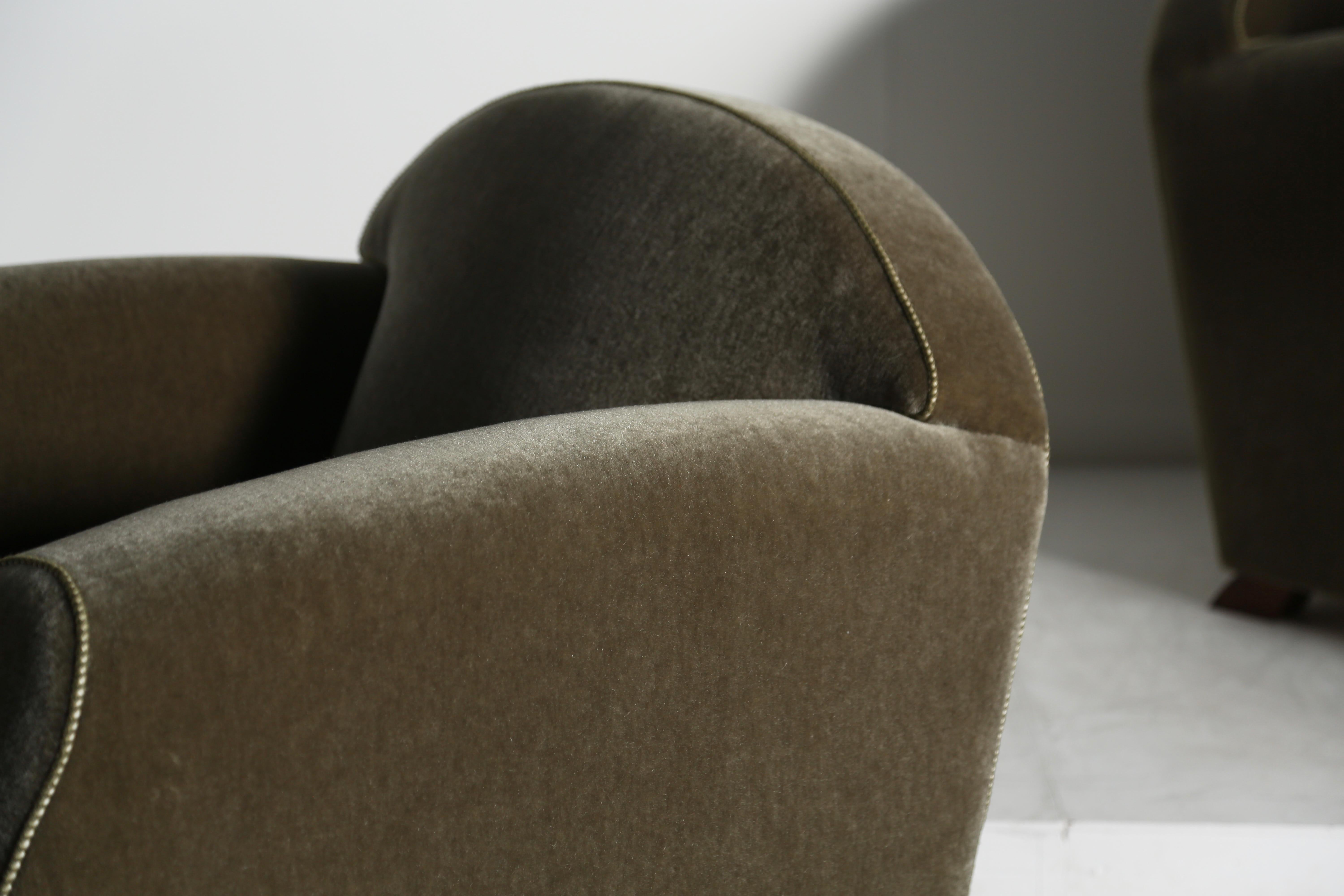Coppia di poltrone club con braccio curvo, imbottite in puro mohair in vendita 8