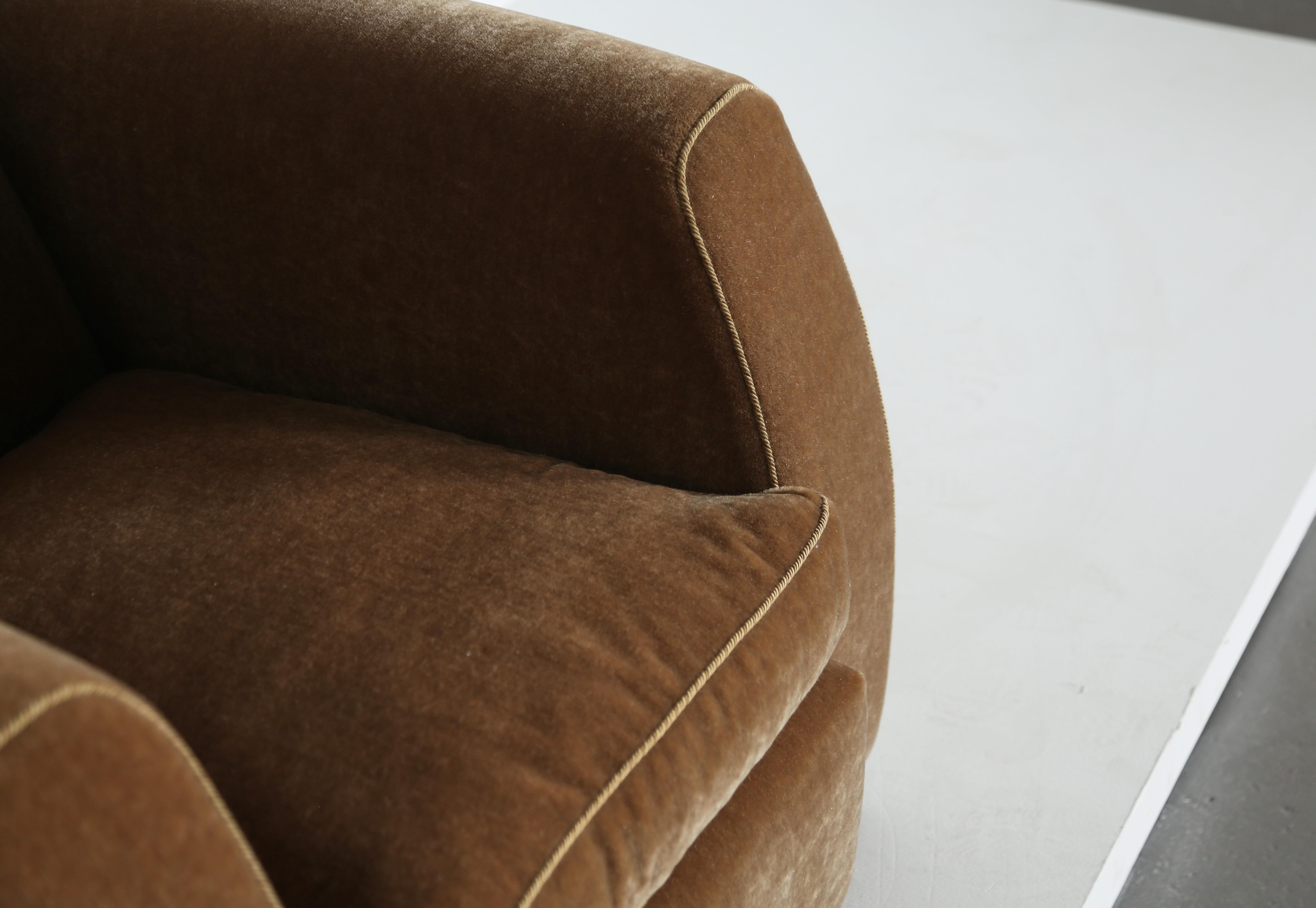 Pair of Curved Arm Club Chairs, Upholstered in Pure Mohair en vente 10
