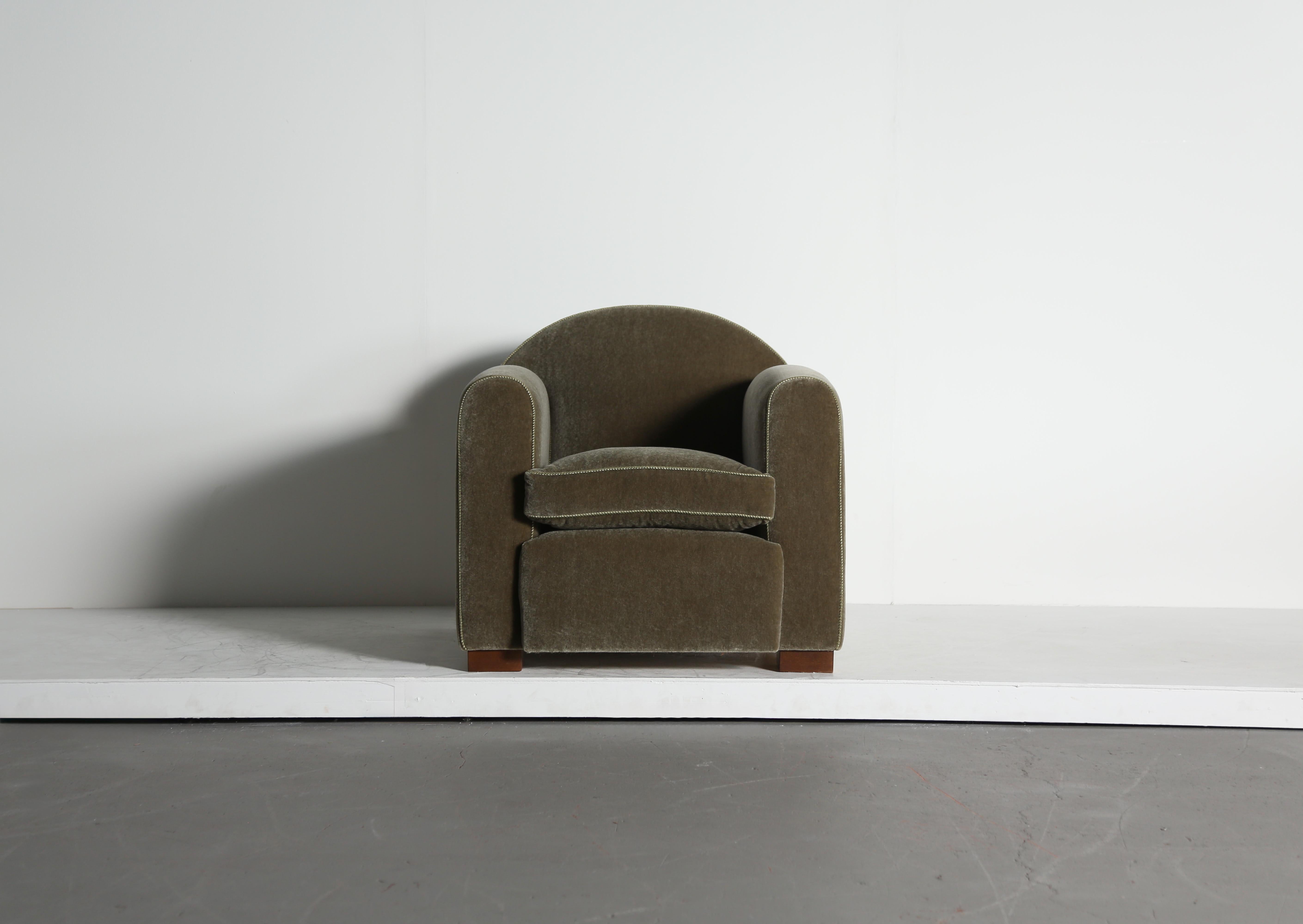 Coppia di poltrone club con braccio curvo, imbottite in puro mohair in vendita 9