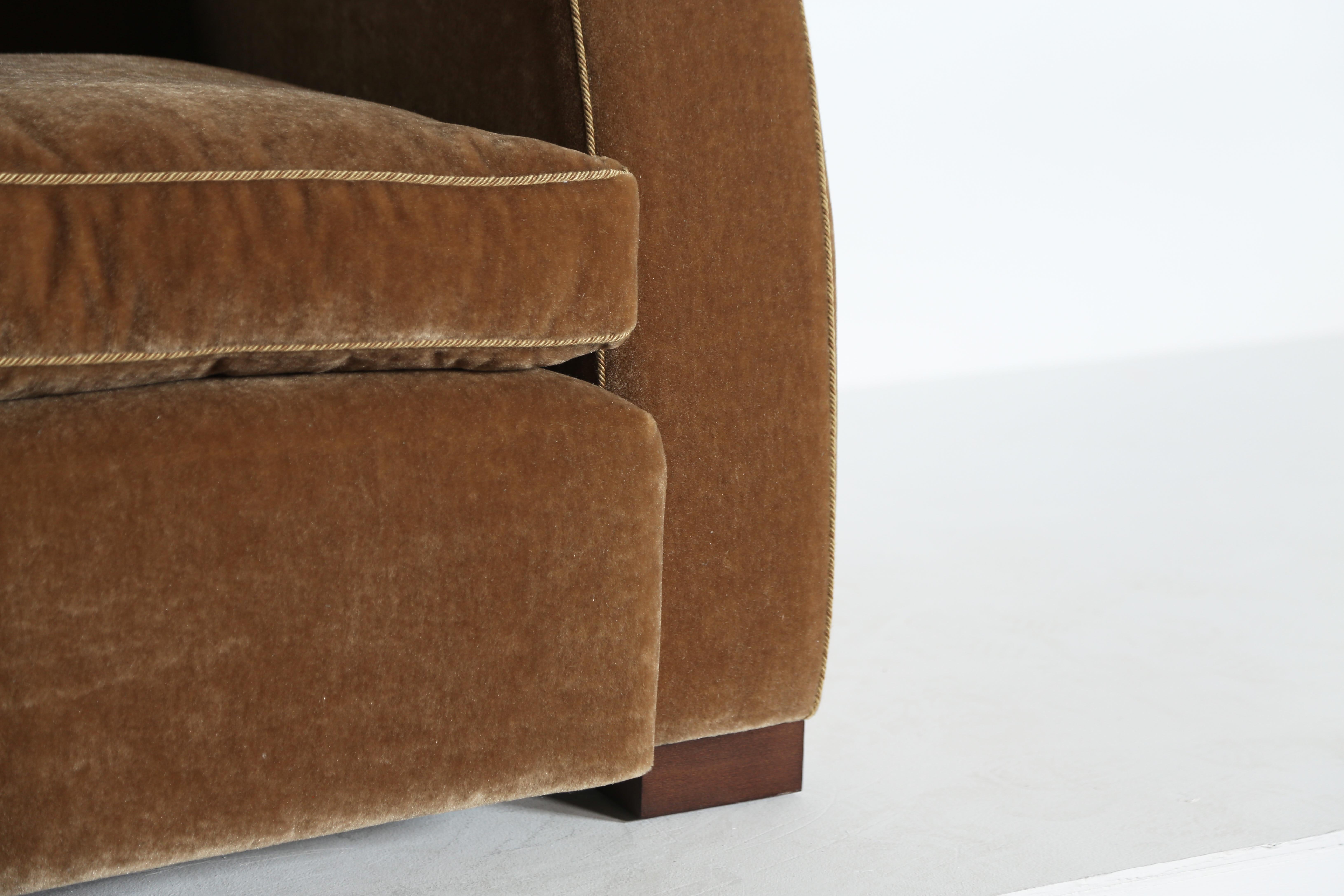 Pair of Curved Arm Club Chairs, Upholstered in Pure Mohair en vente 11